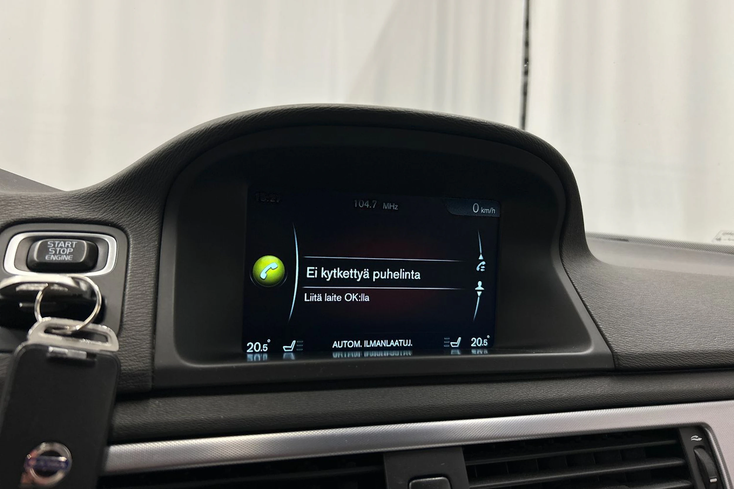 valkoinen Volvo V70 2016 kuva 20.