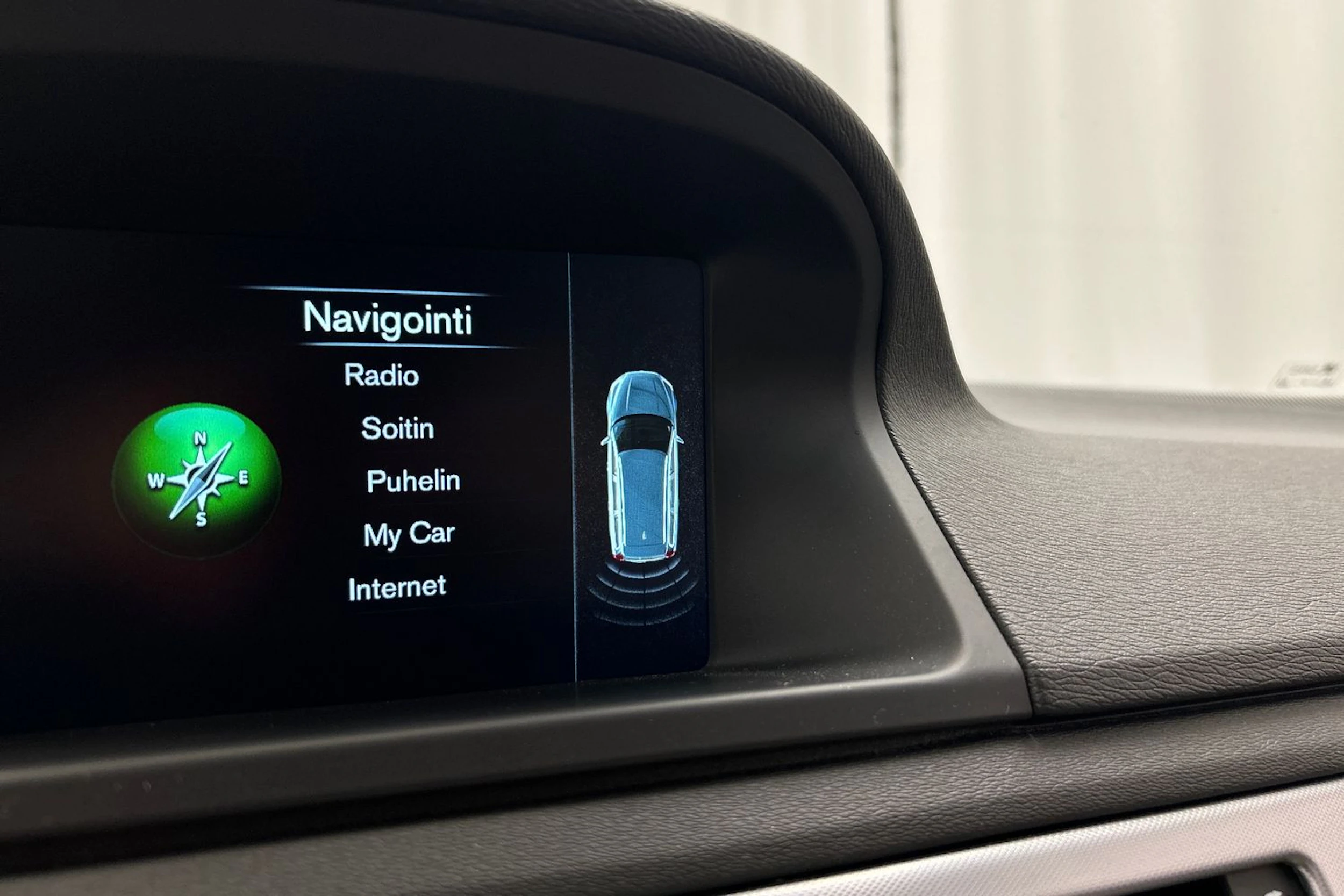 valkoinen Volvo V70 2016 kuva 23.