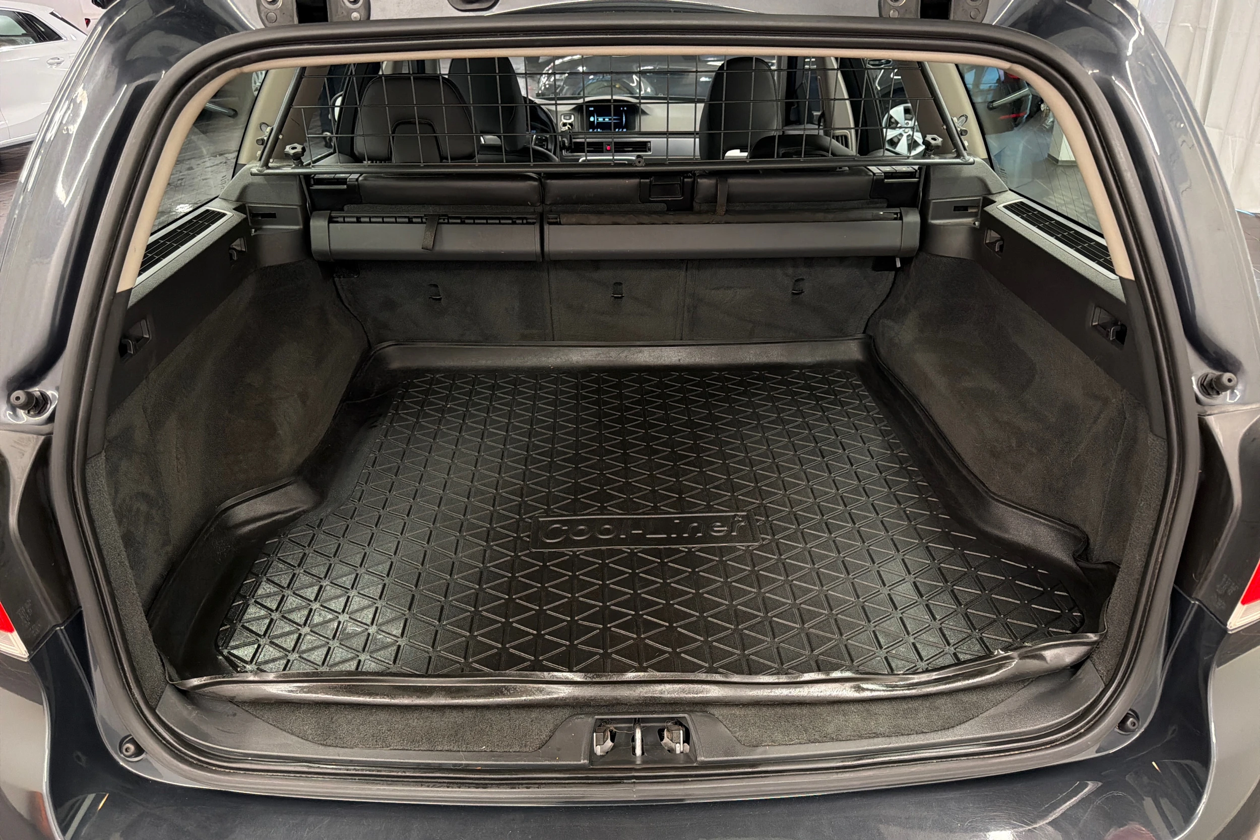 Harmaa Volvo V70 2016 kuva 11.