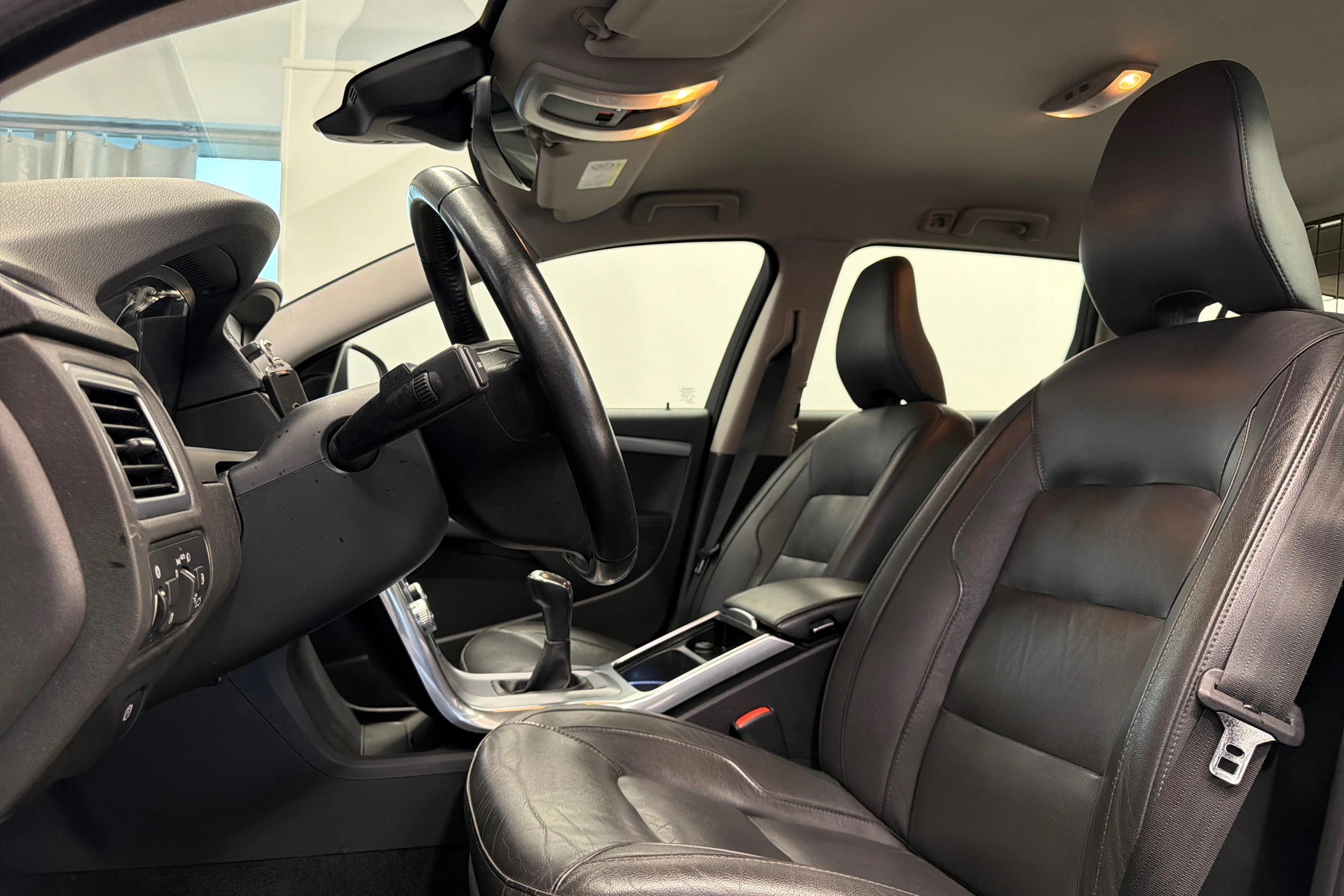 Harmaa Volvo V70 2016 kuva 12.
