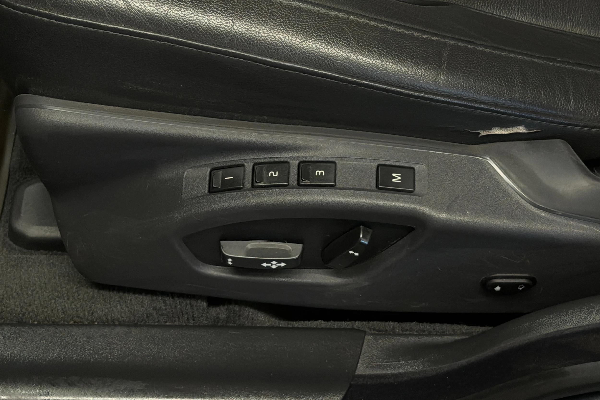 Harmaa Volvo V70 2016 kuva 13.