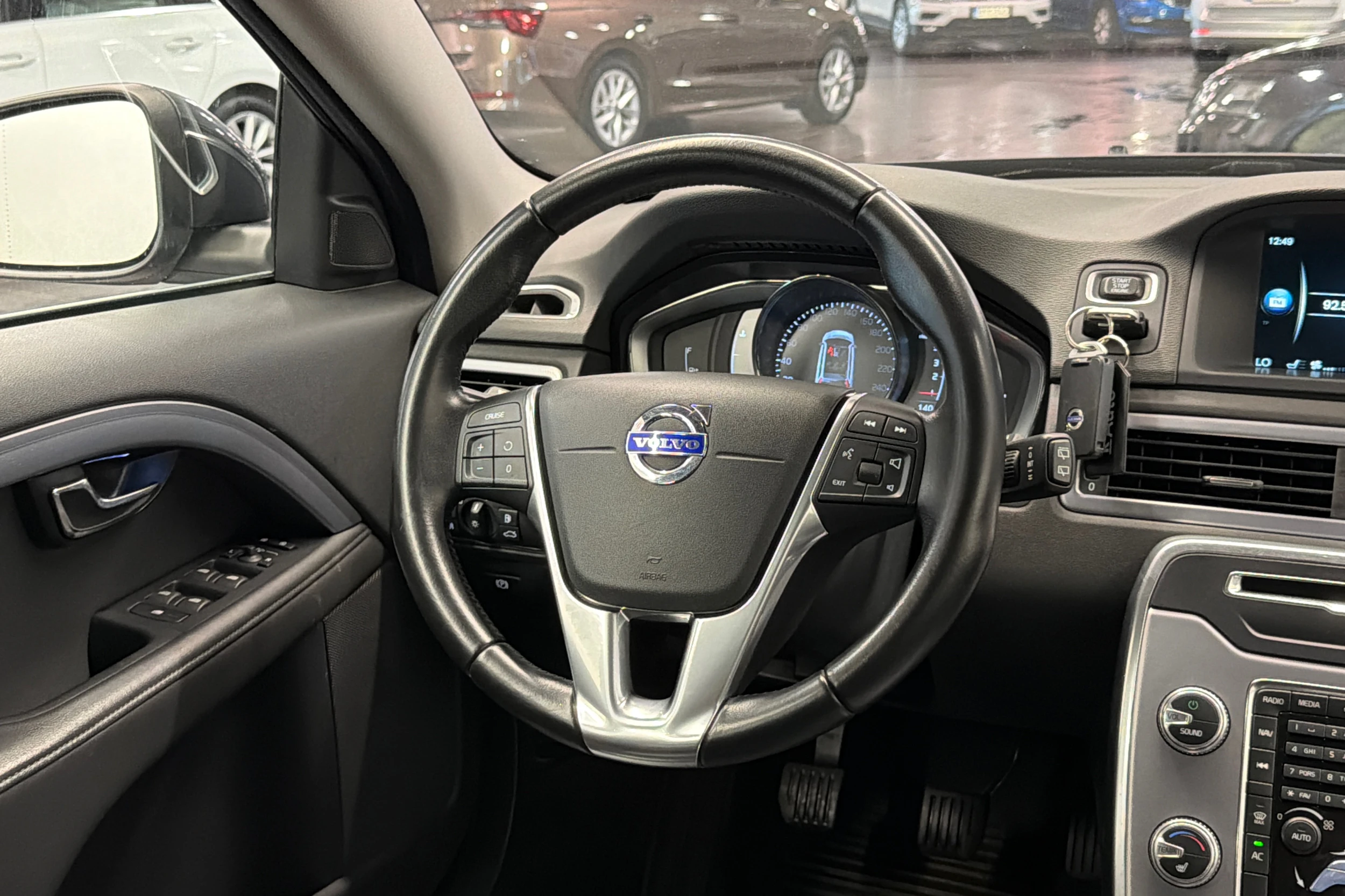 Harmaa Volvo V70 2016 kuva 14.
