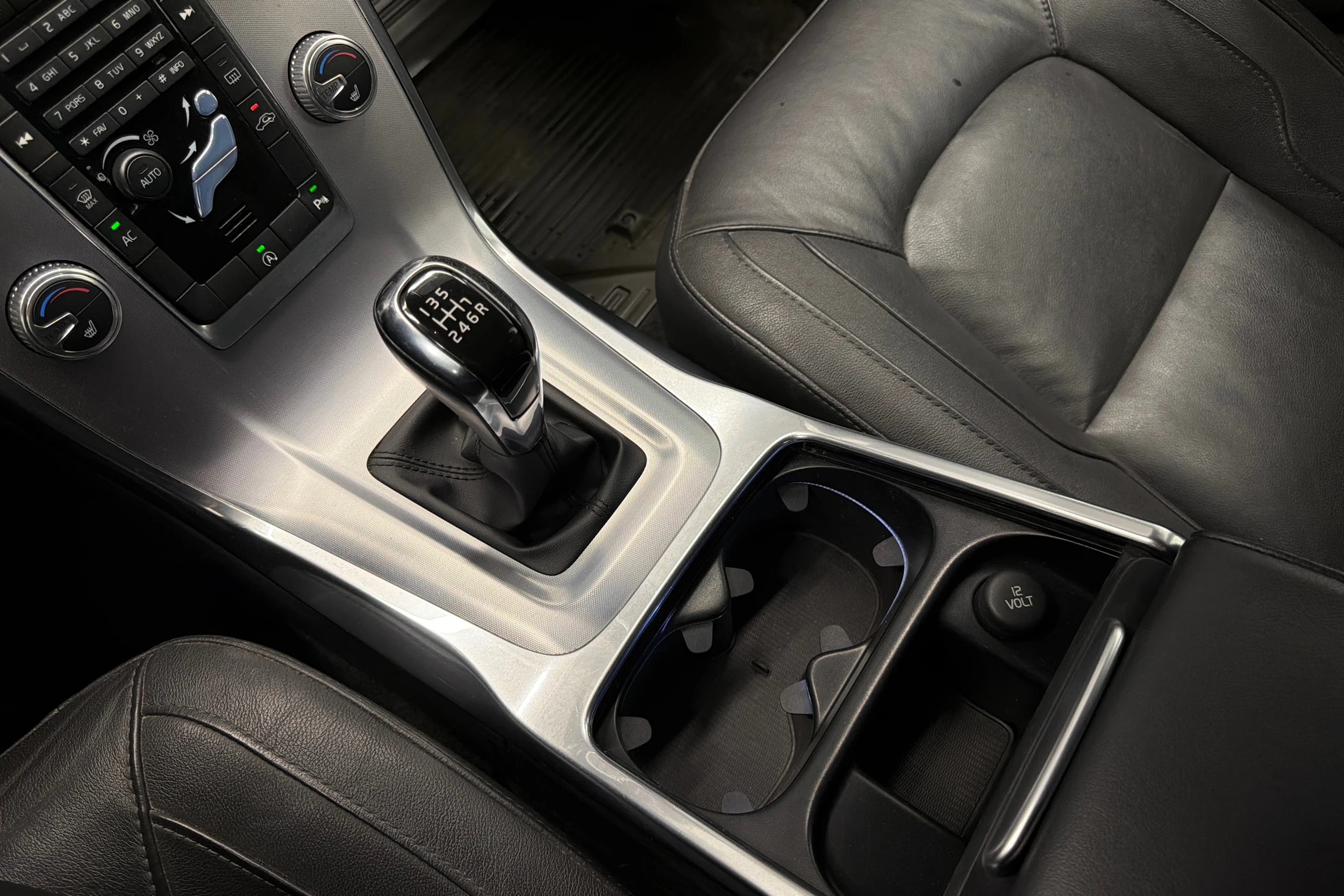 Harmaa Volvo V70 2016 kuva 20.