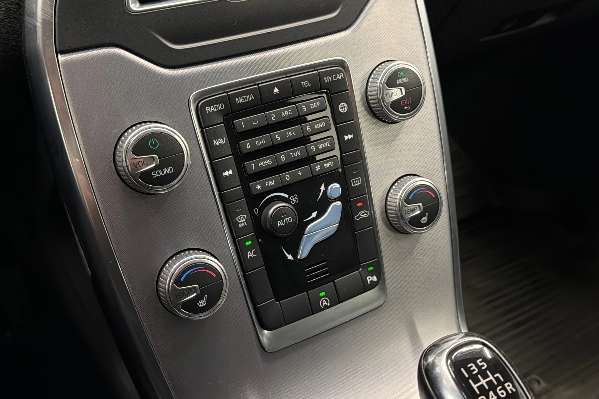 Harmaa Volvo V70 2016 kuva 21.