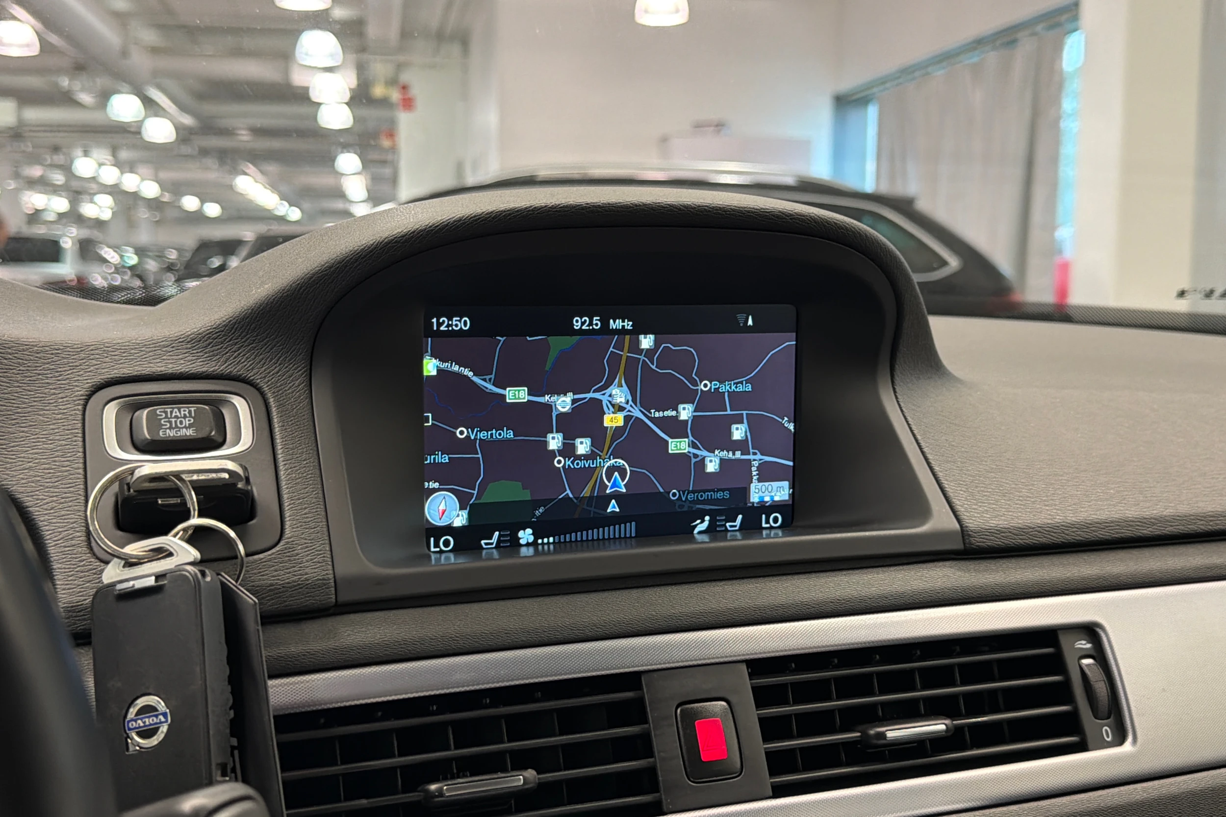 Harmaa Volvo V70 2016 kuva 22.
