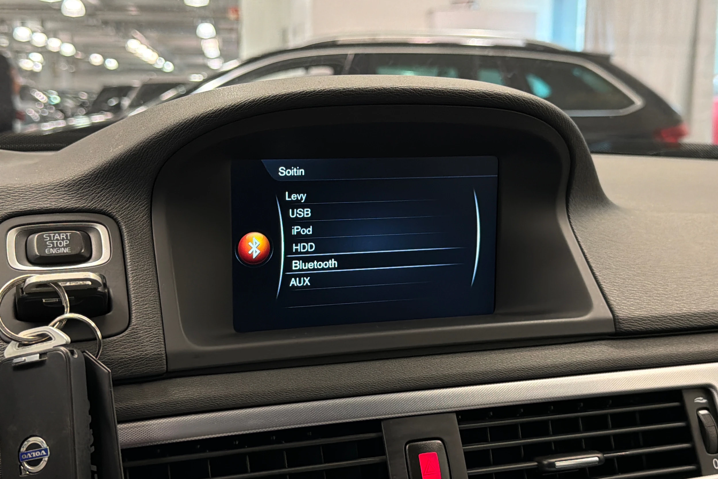 Harmaa Volvo V70 2016 kuva 23.