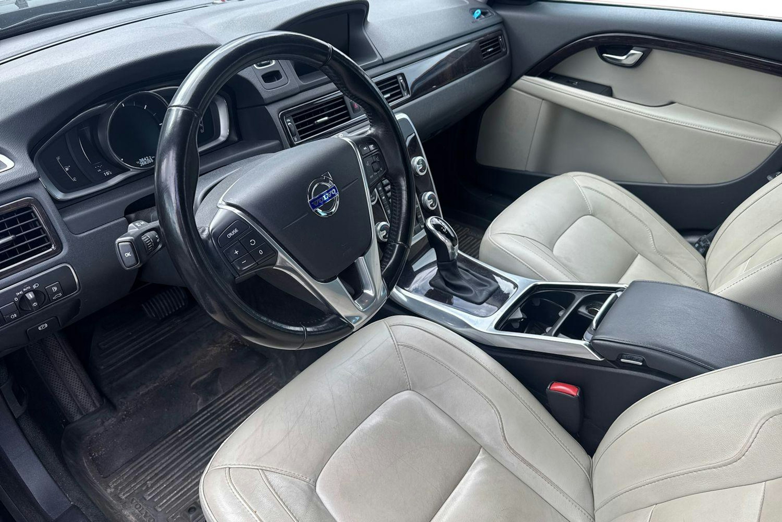 Musta Volvo V70 2016 kuva 3.