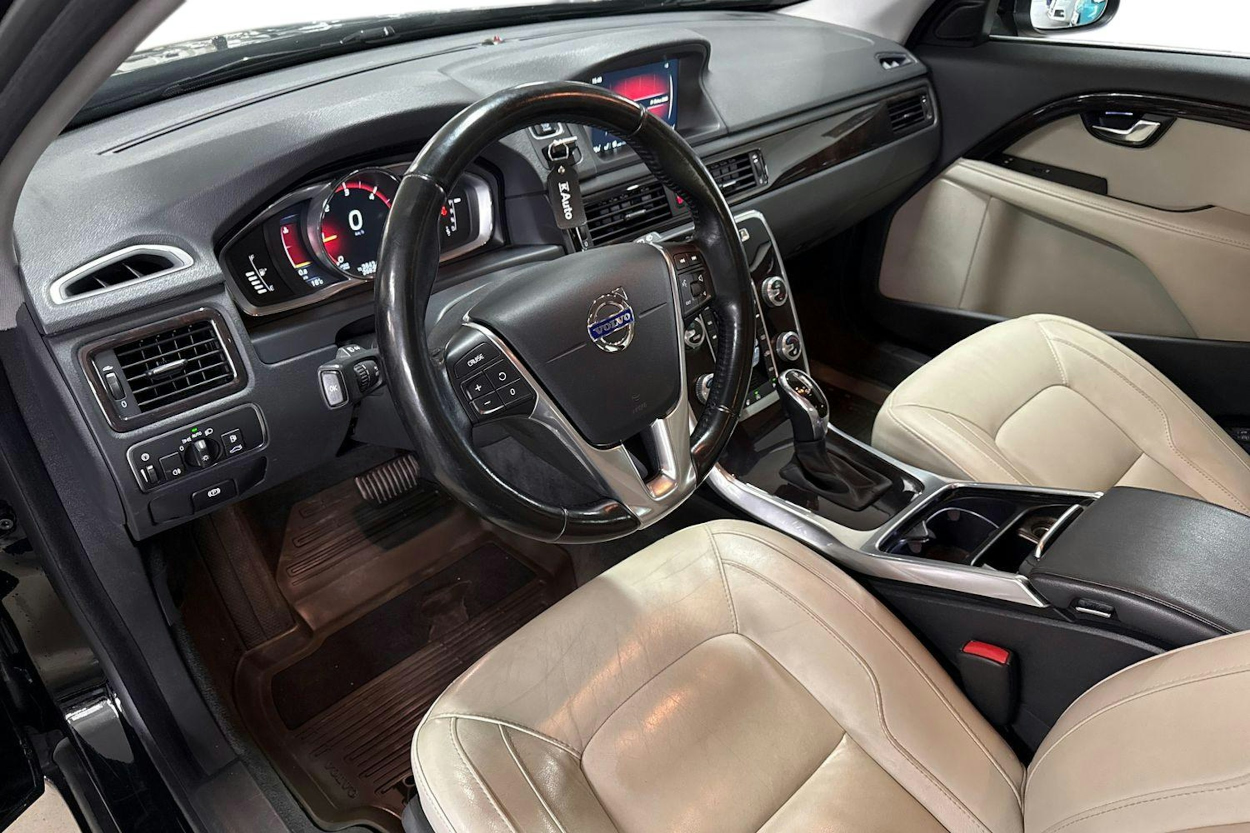 Musta Volvo V70 2016 kuva 7.