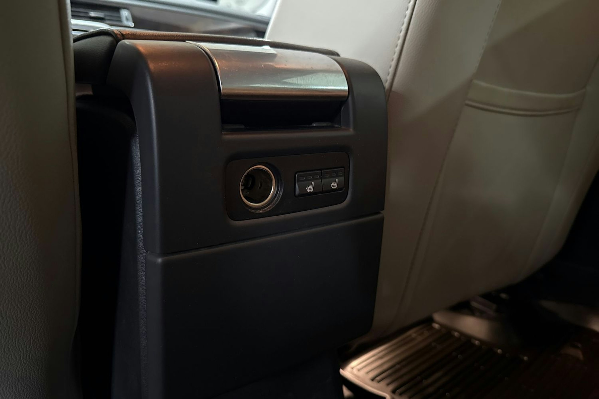 Musta Volvo V70 2016 kuva 17.
