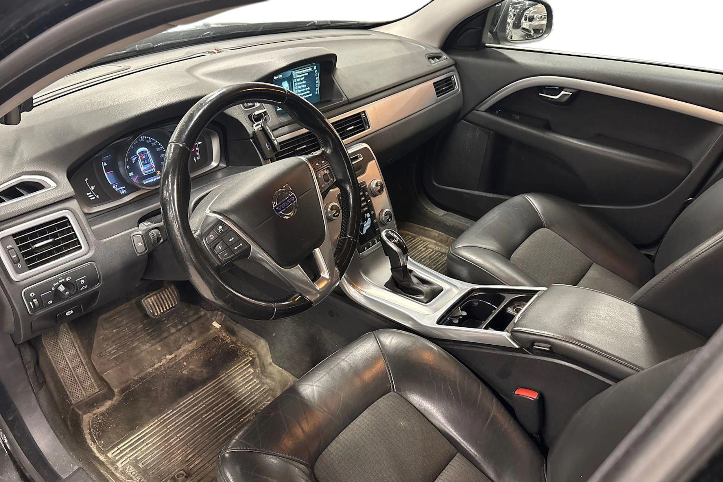 musta Volvo V70 2016 kuva 3.
