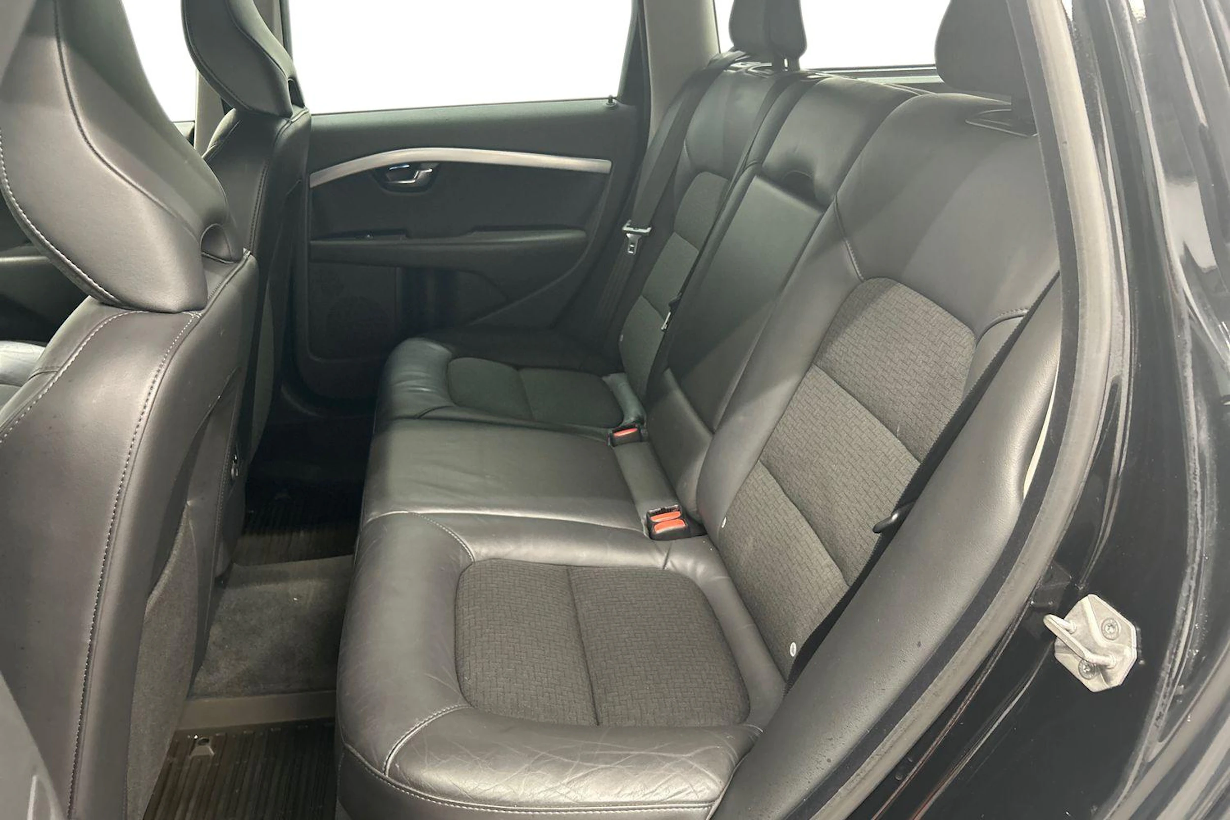 musta Volvo V70 2016 kuva 8.
