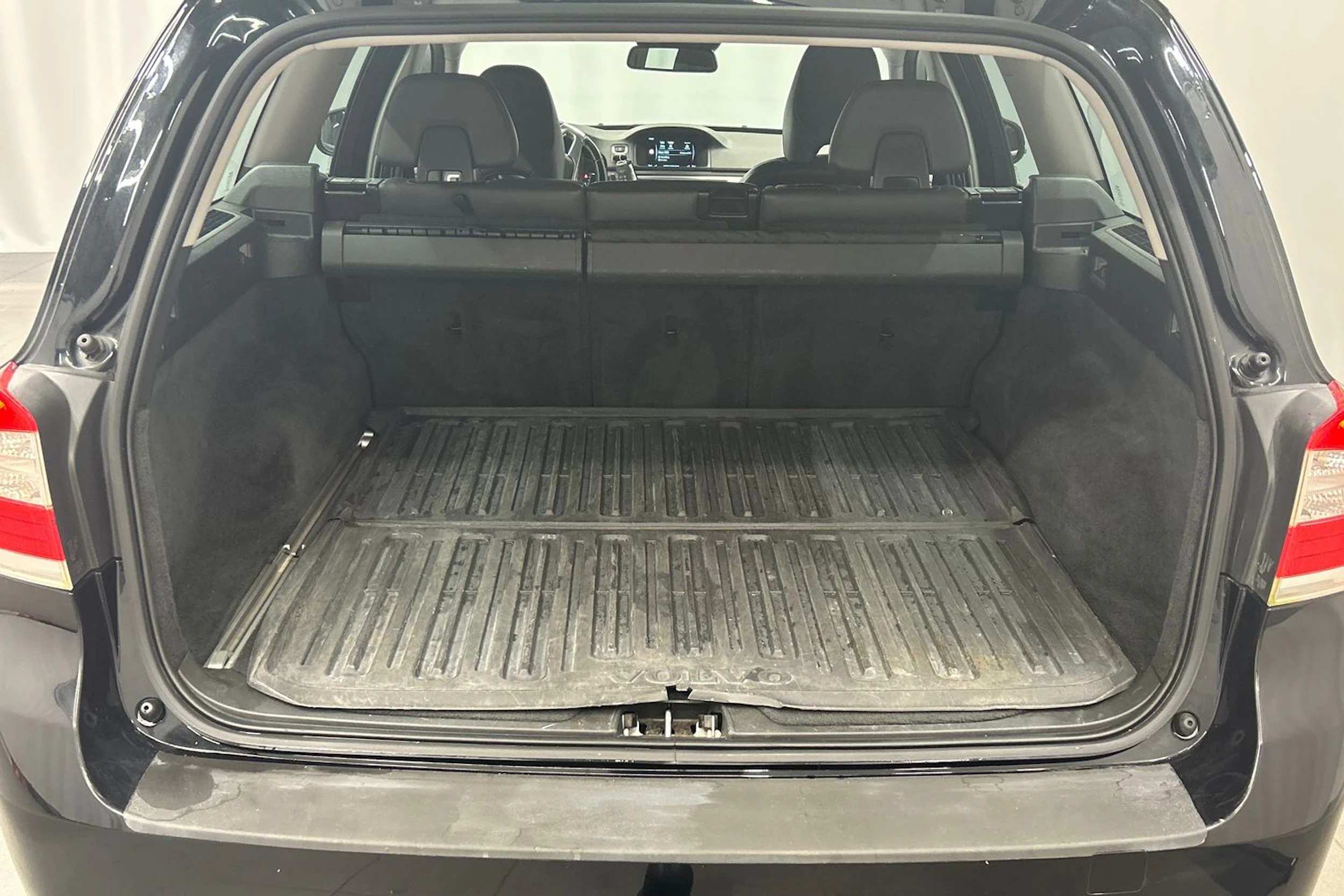 musta Volvo V70 2016 kuva 12.