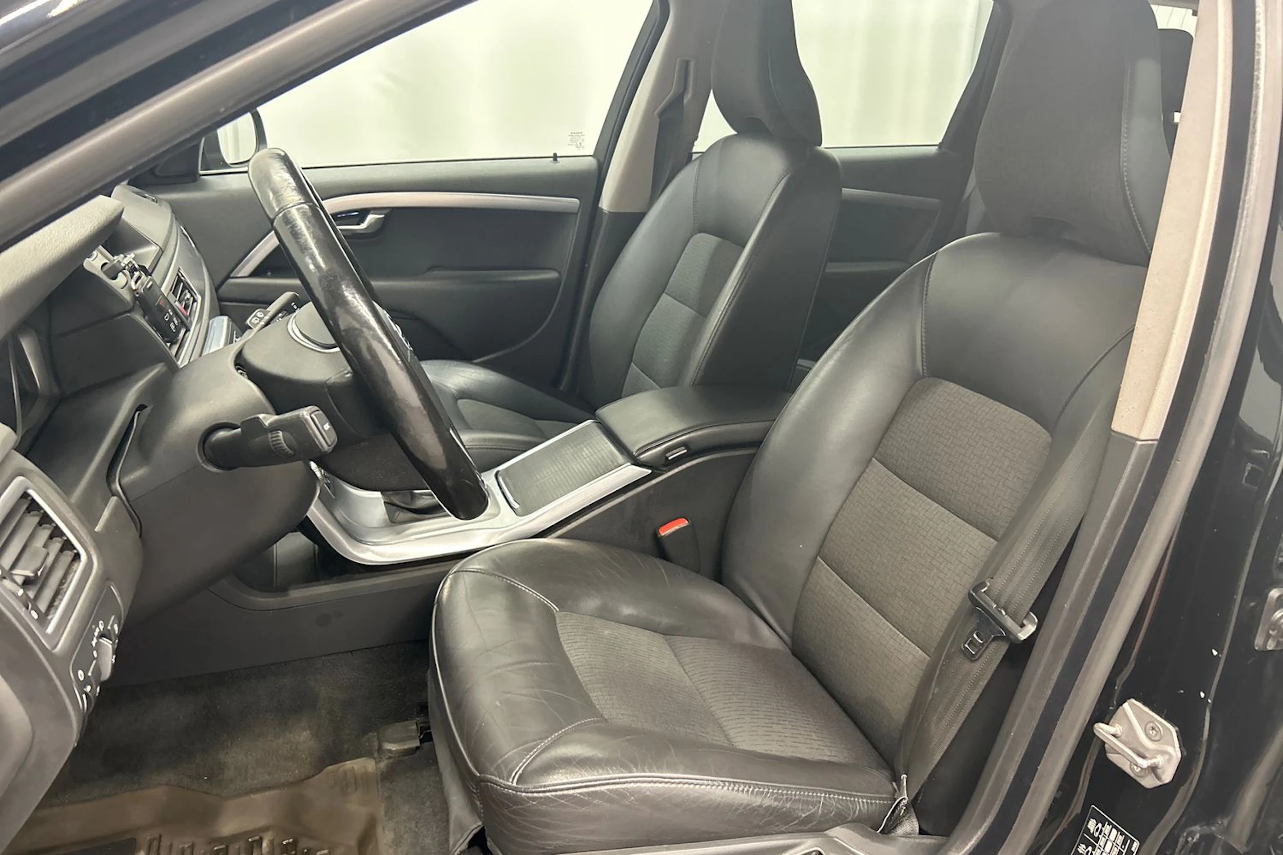 musta Volvo V70 2016 kuva 15.