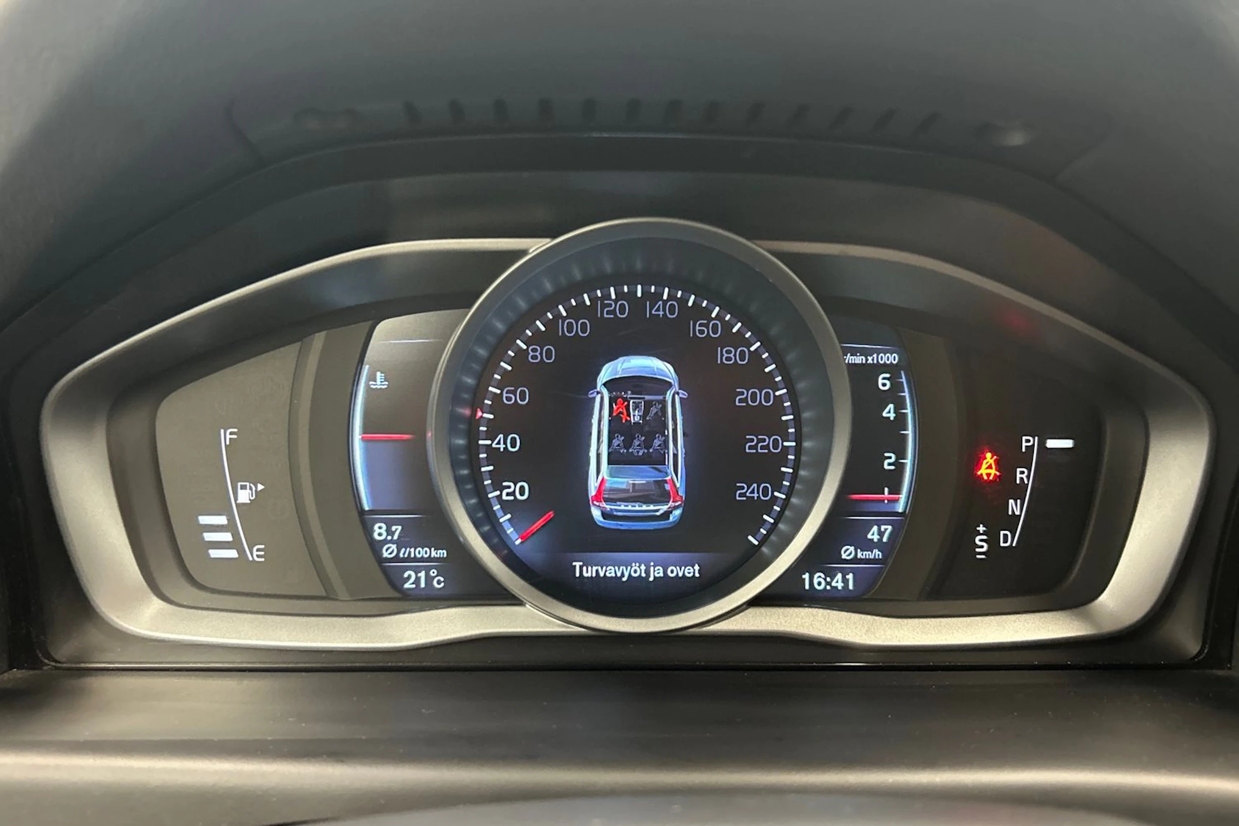 musta Volvo V70 2016 kuva 18.