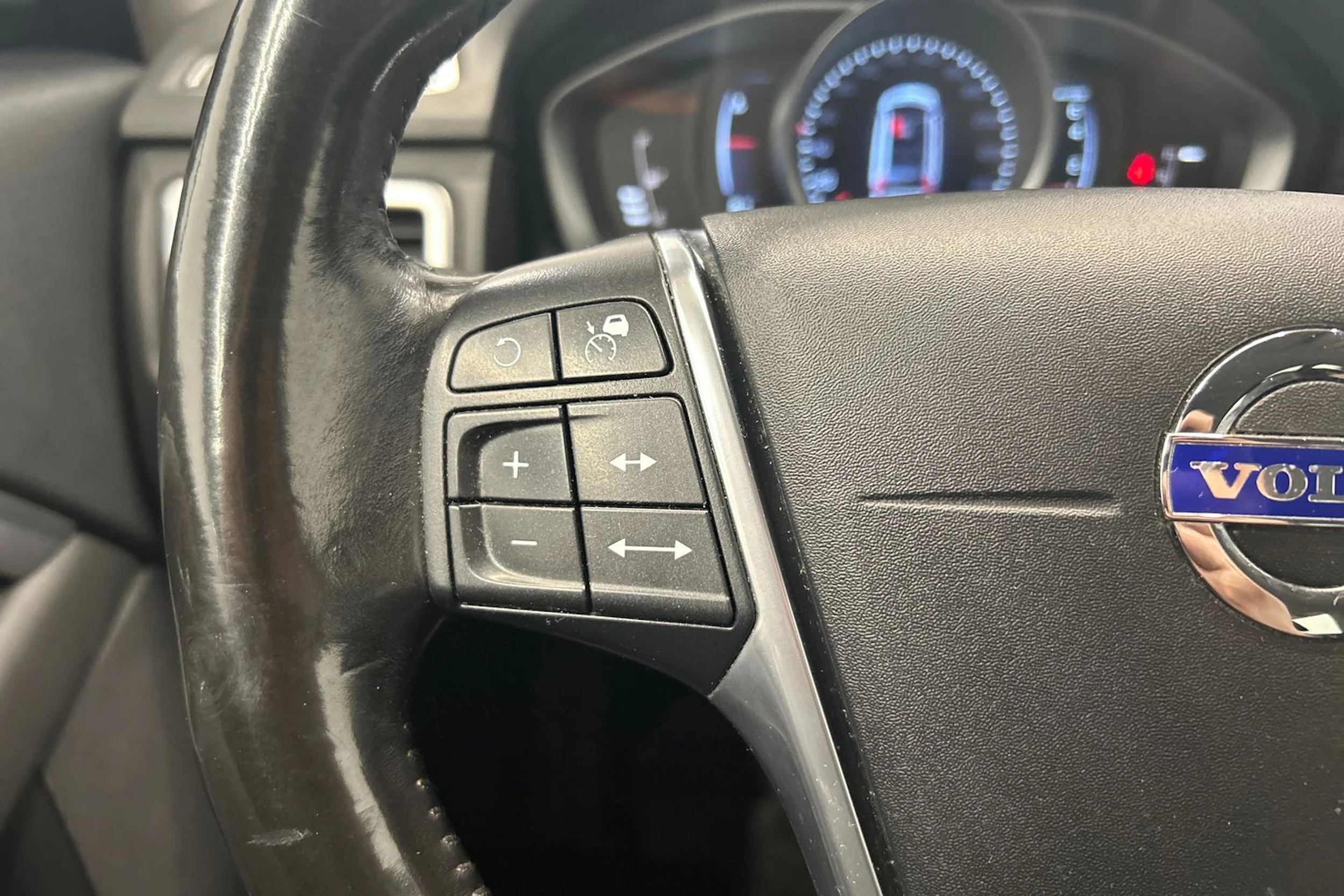 musta Volvo V70 2016 kuva 19.