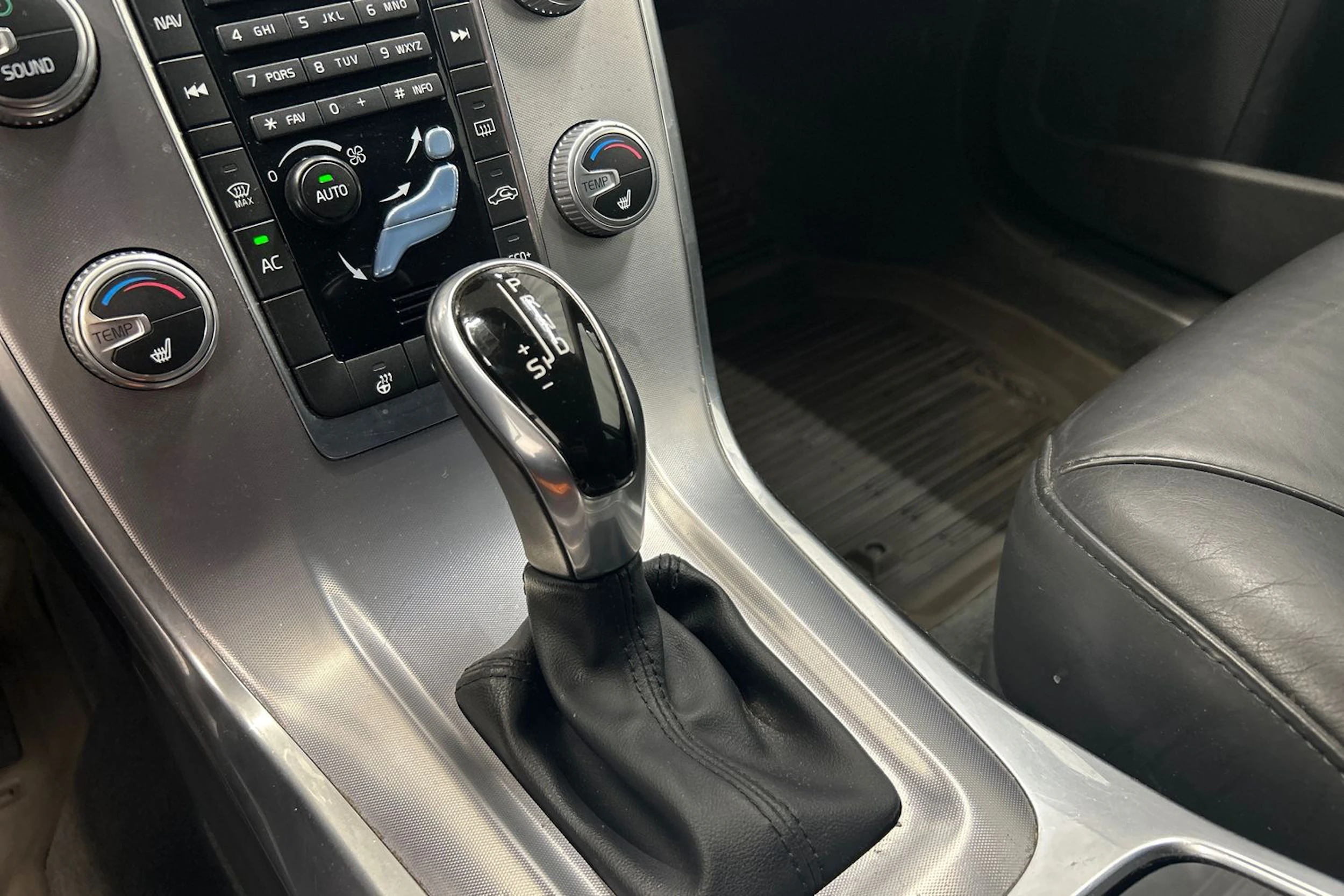musta Volvo V70 2016 kuva 26.