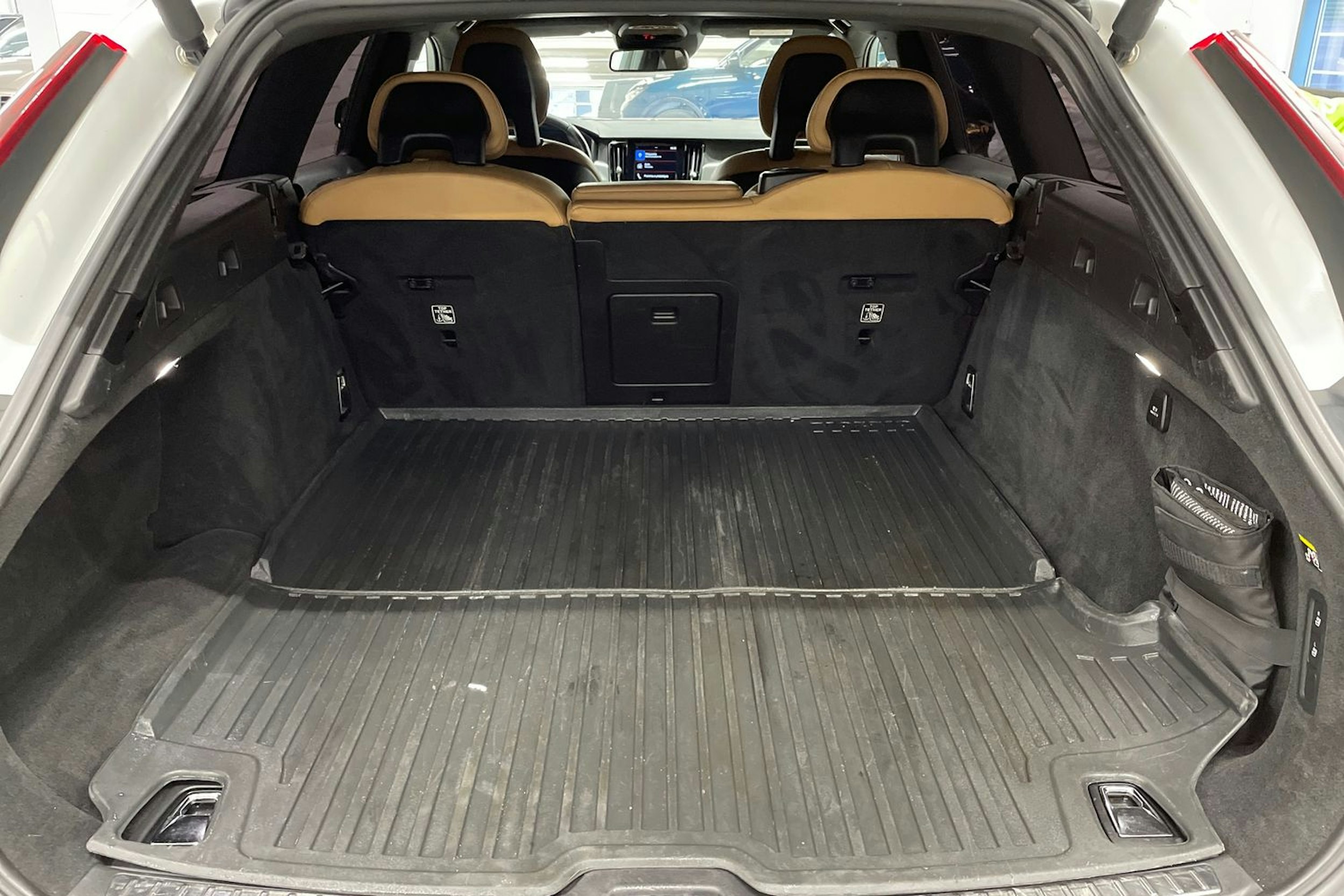 Valkoinen Volvo V90 2016 kuva 11.