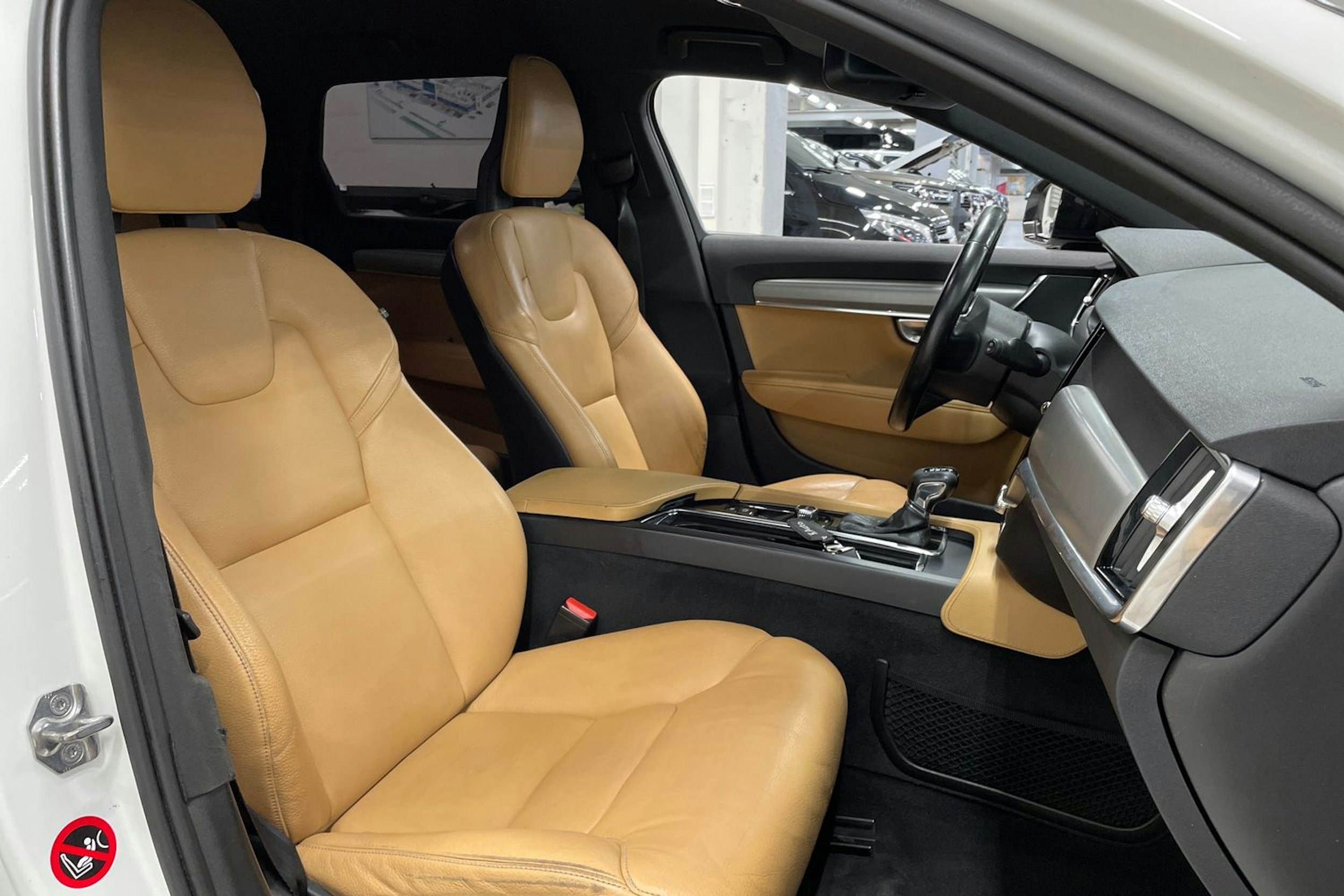 Valkoinen Volvo V90 2016 kuva 23.