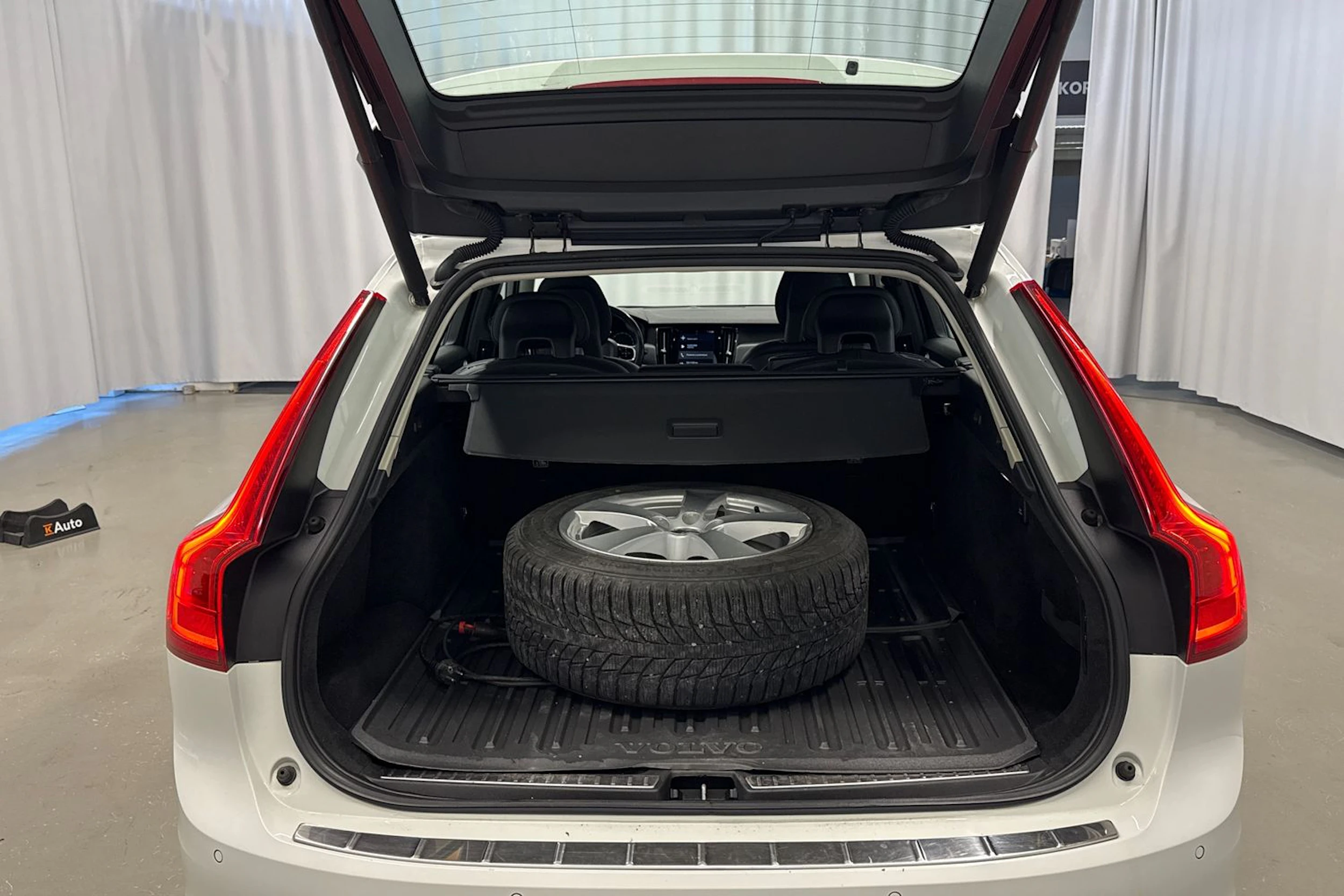 valkoinen Volvo V90 2016 kuva 17.