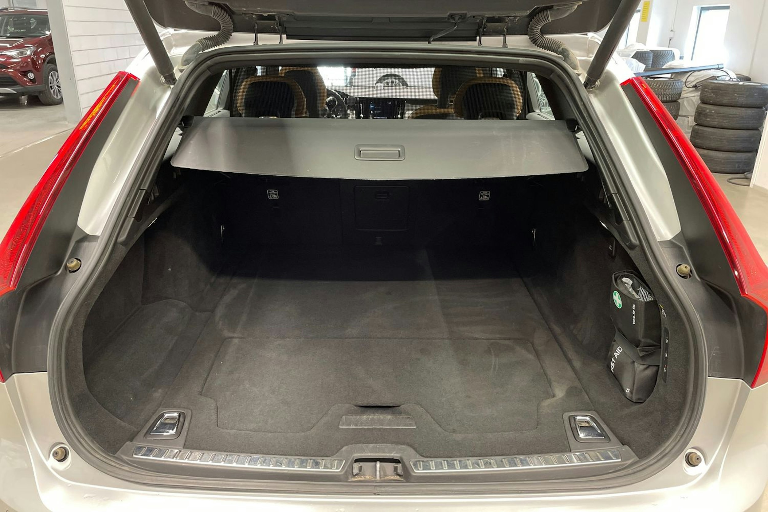 Harmaa Volvo V90 2017 kuva 14.