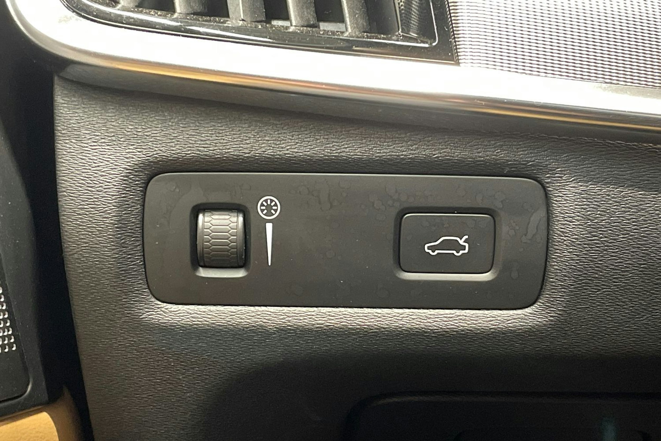Harmaa Volvo V90 2017 kuva 25.