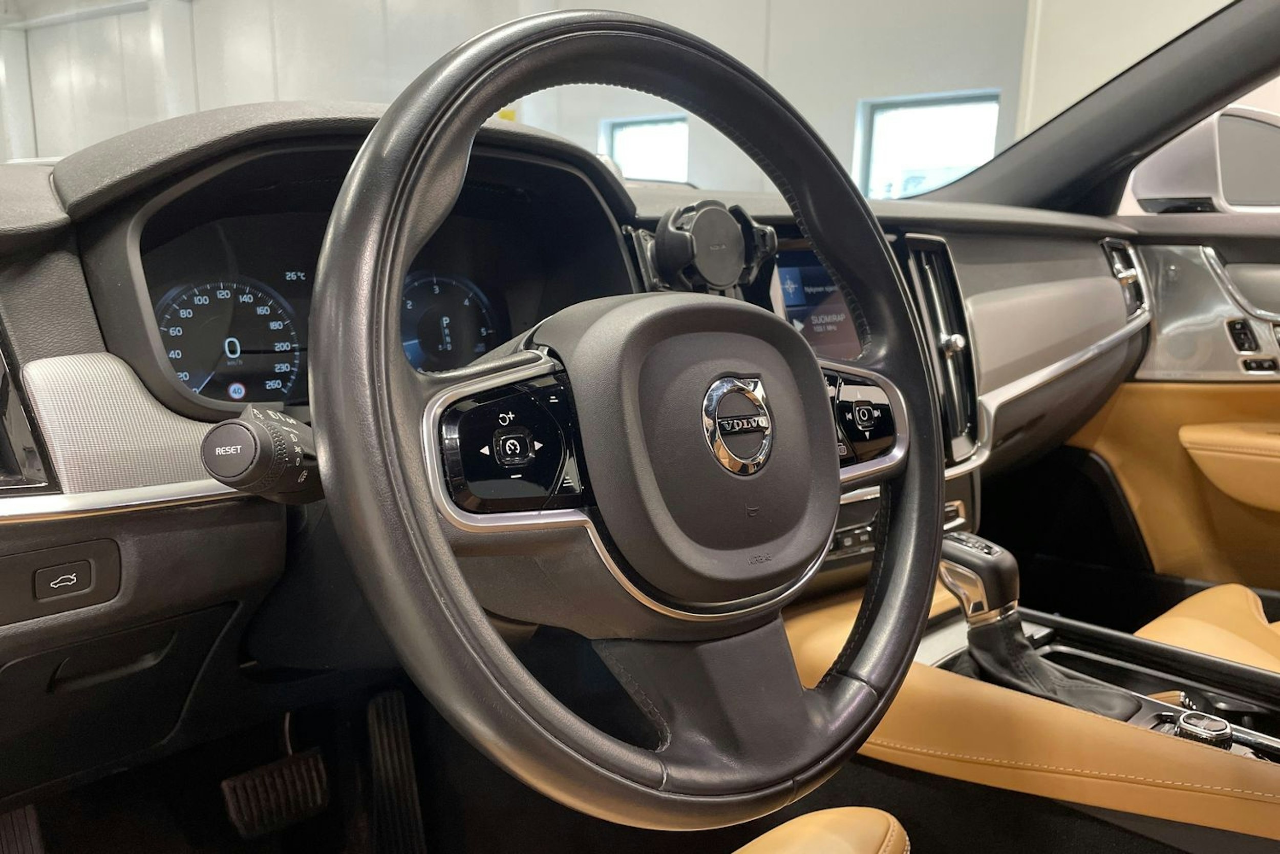 Harmaa Volvo V90 2017 kuva 30.