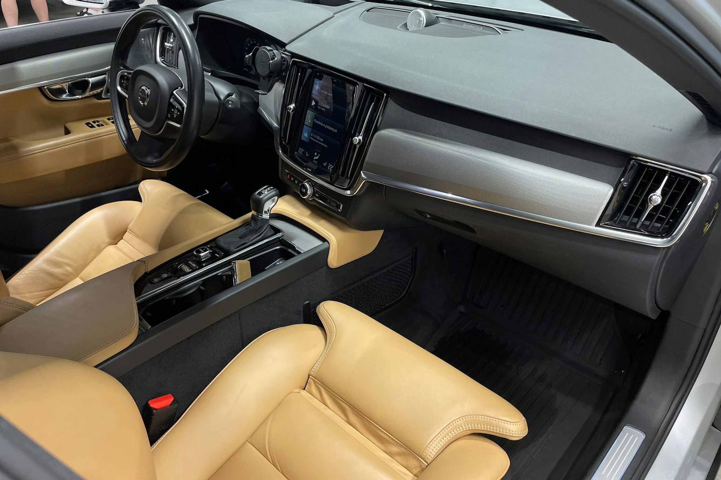 Harmaa Volvo V90 2017 kuva 32.