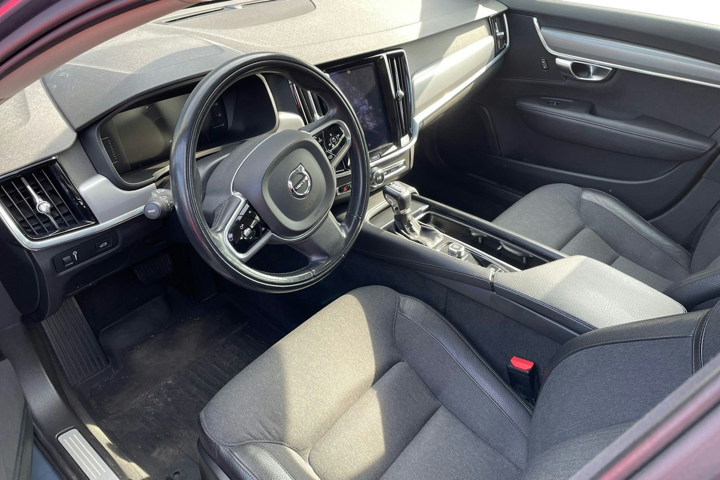 sininen Volvo V90 2017 kuva 3.