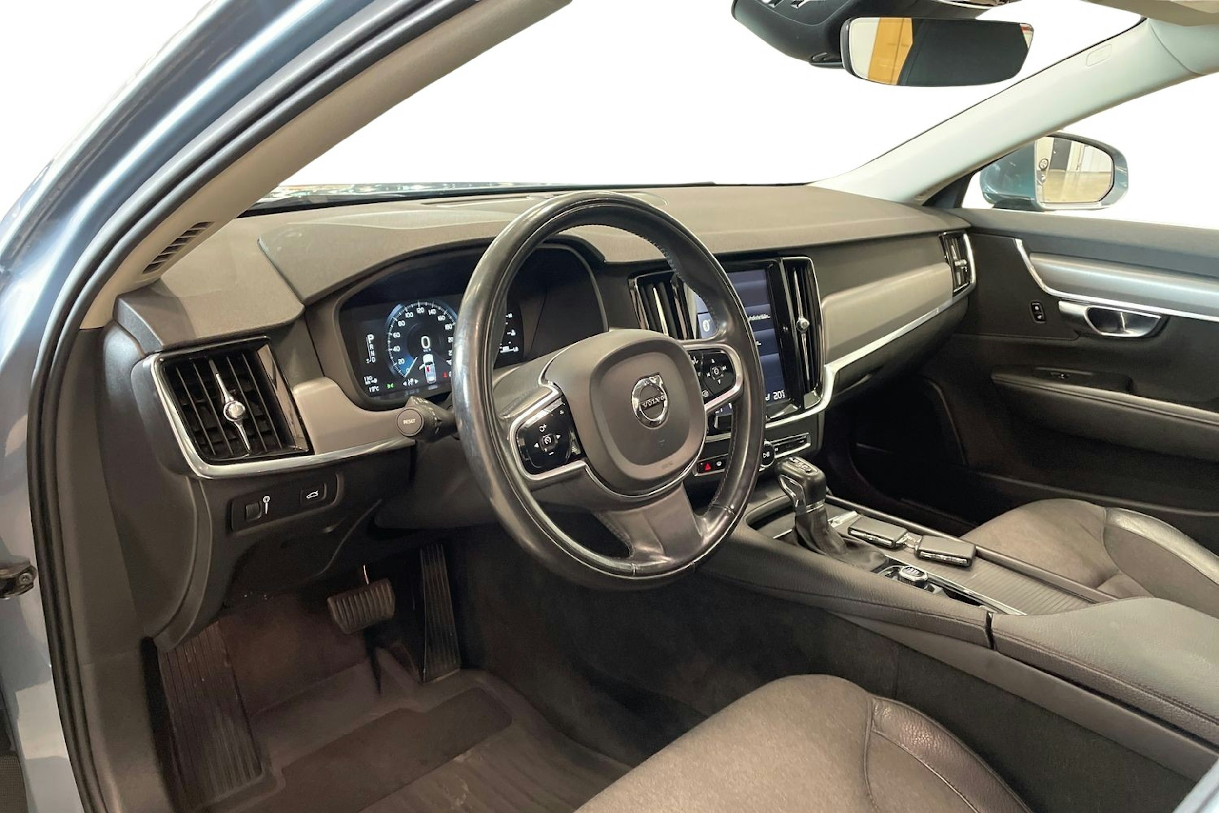 sininen Volvo V90 2017 kuva 7.