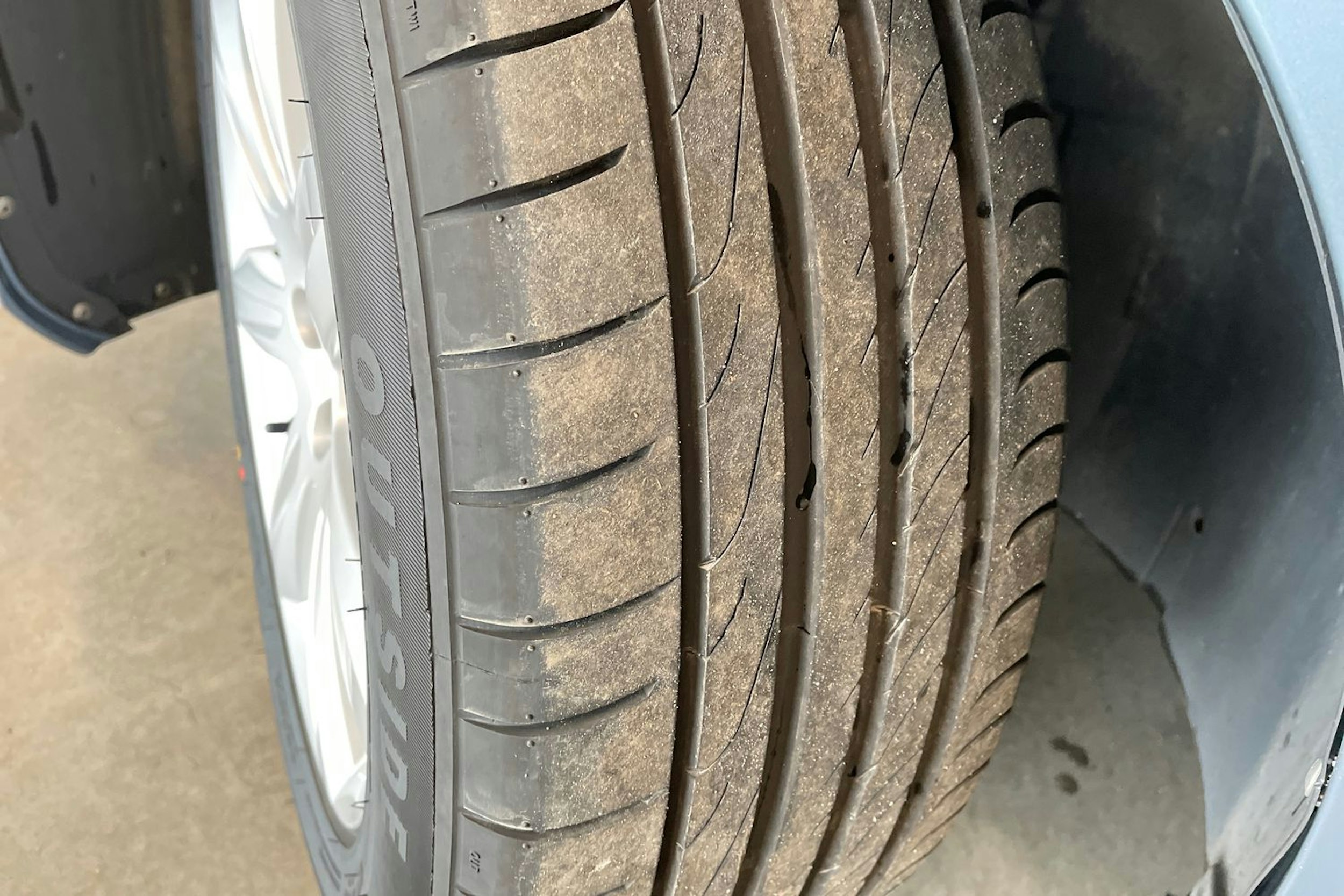 sininen Volvo V90 2017 kuva 13.