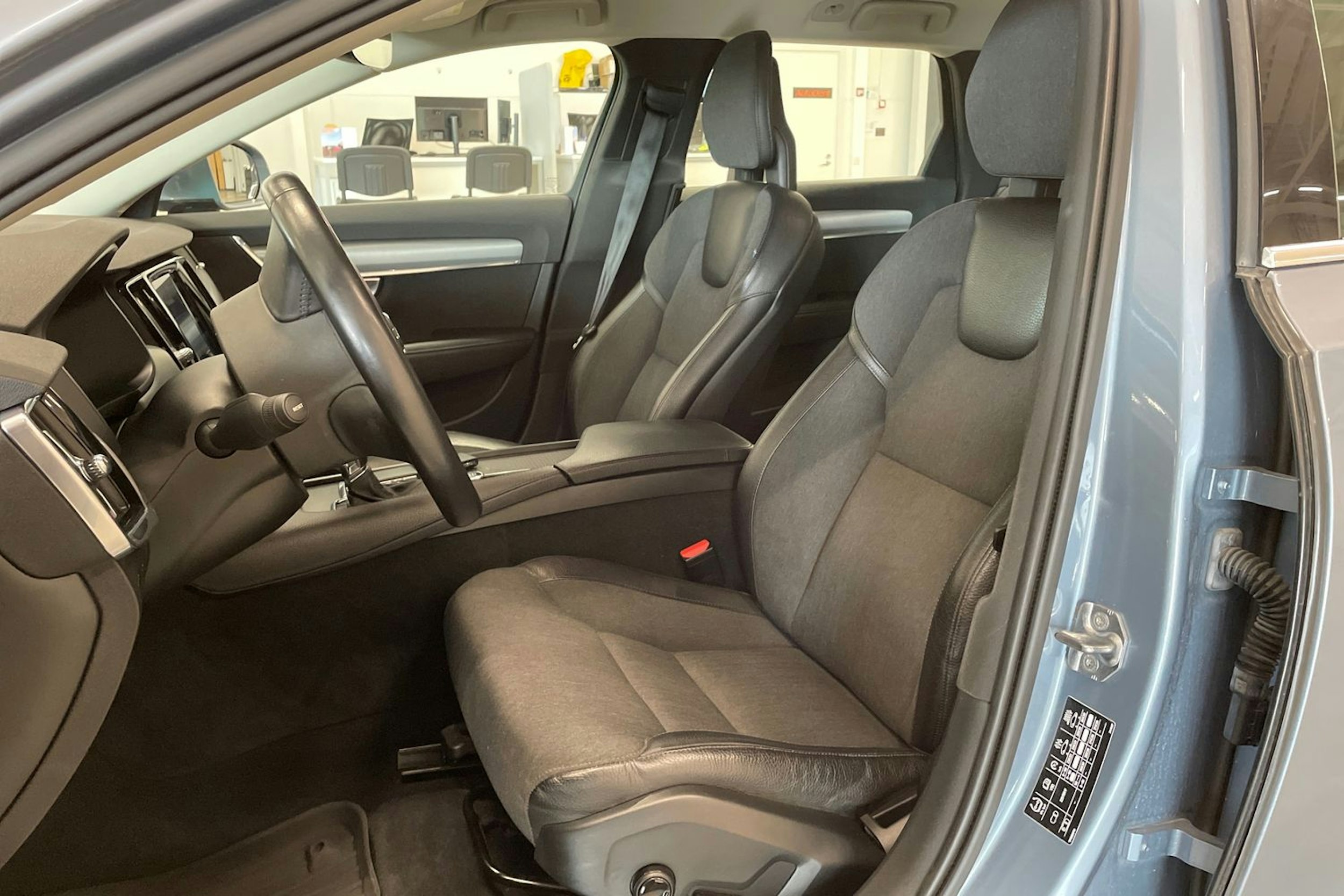sininen Volvo V90 2017 kuva 14.