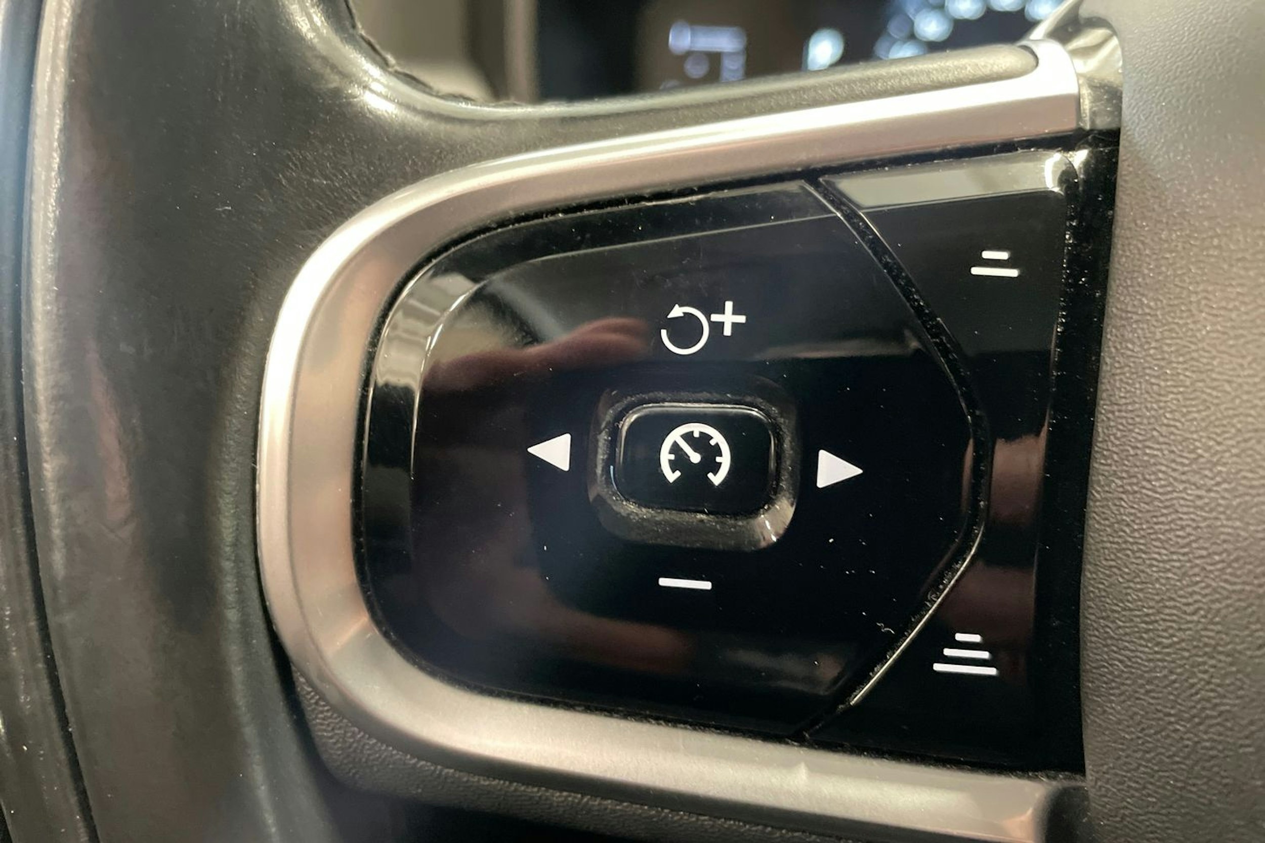 sininen Volvo V90 2017 kuva 18.