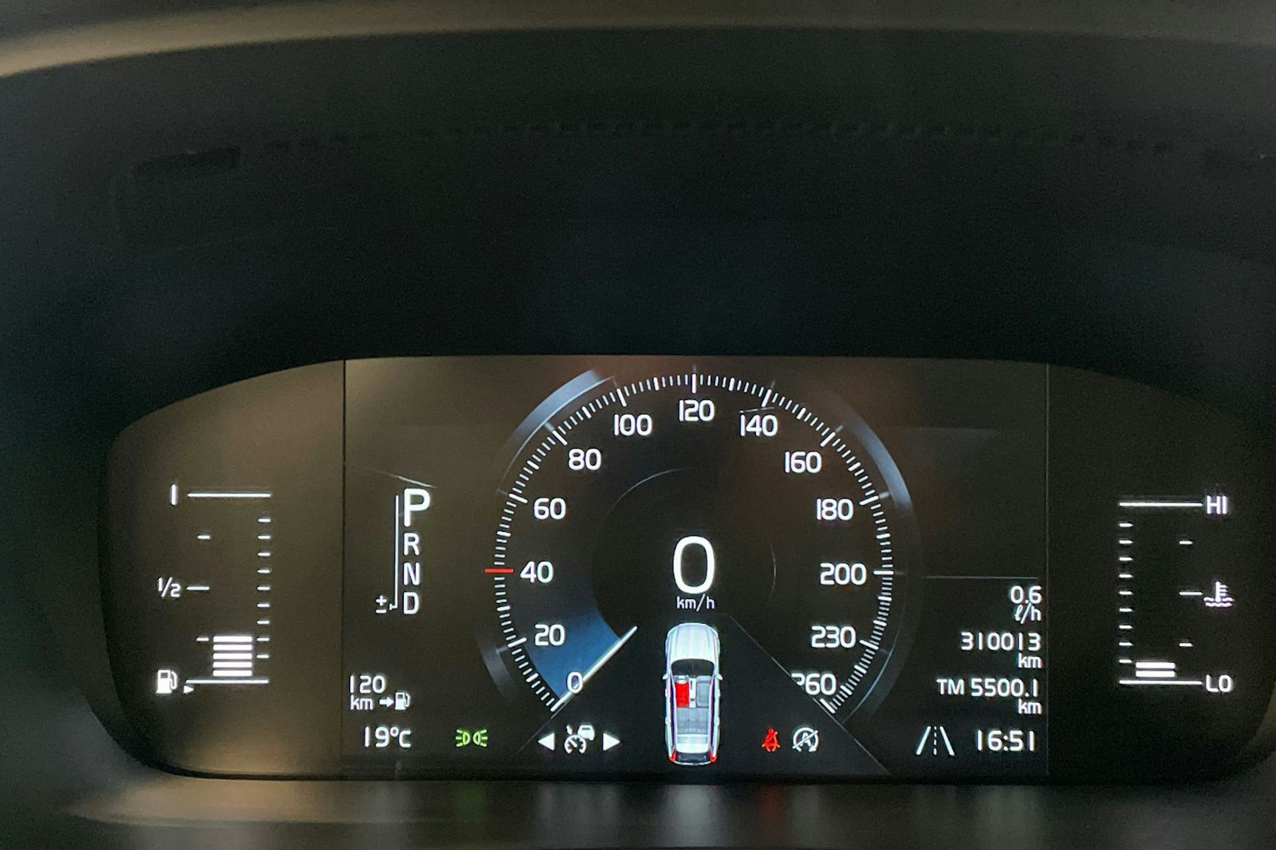 sininen Volvo V90 2017 kuva 19.