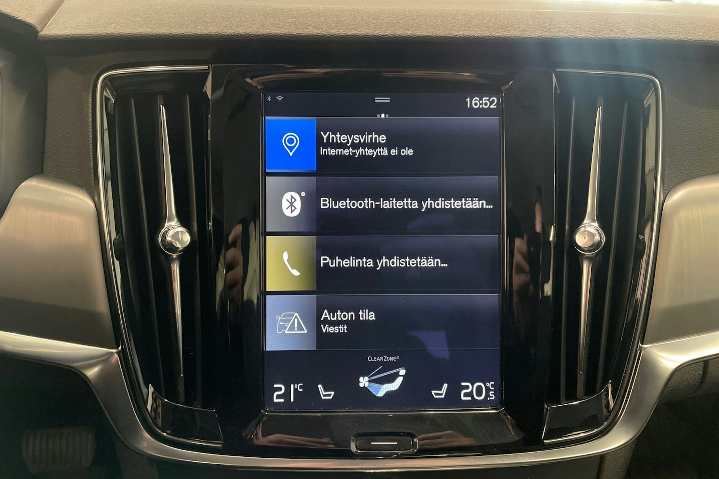 sininen Volvo V90 2017 kuva 21.