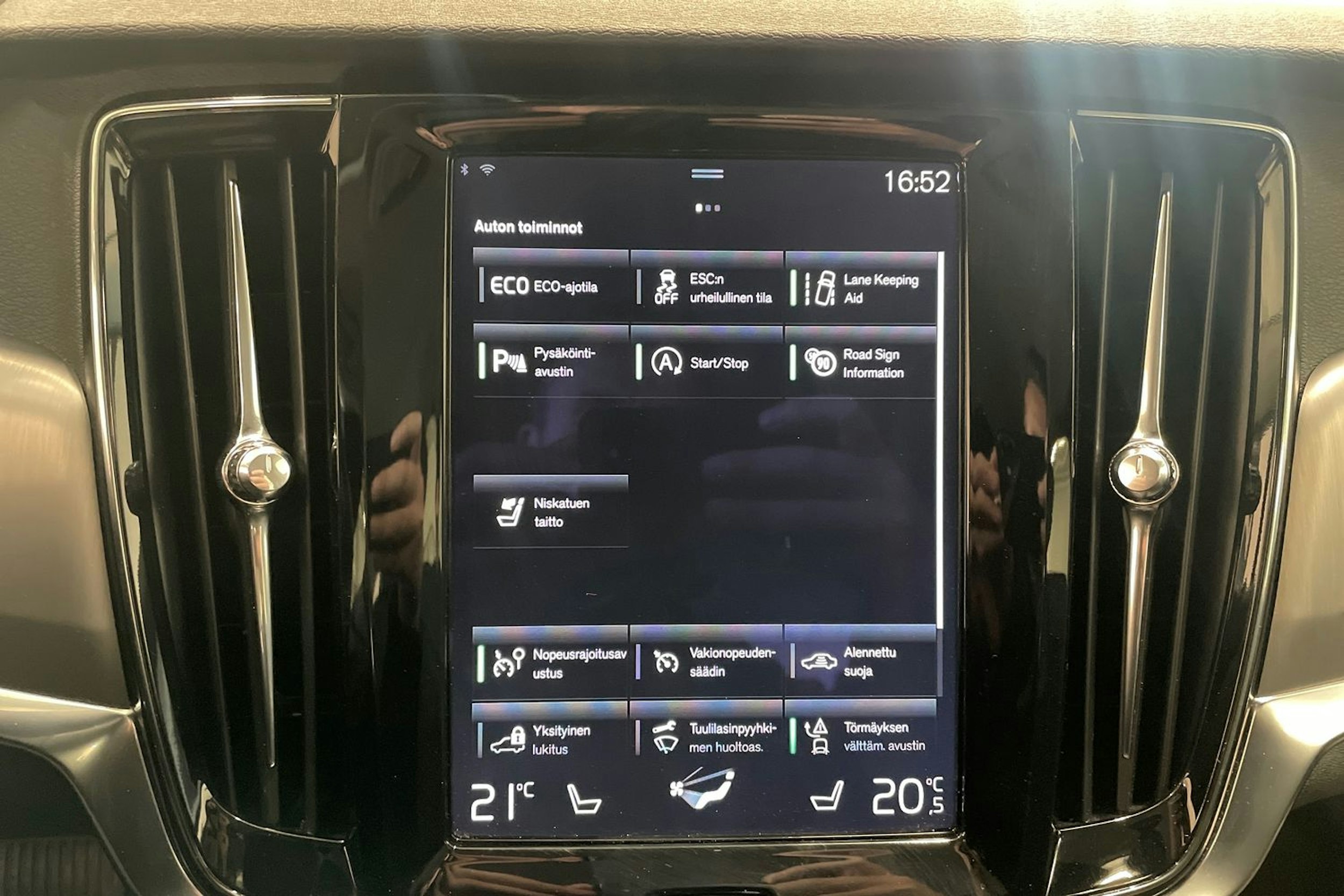 sininen Volvo V90 2017 kuva 23.