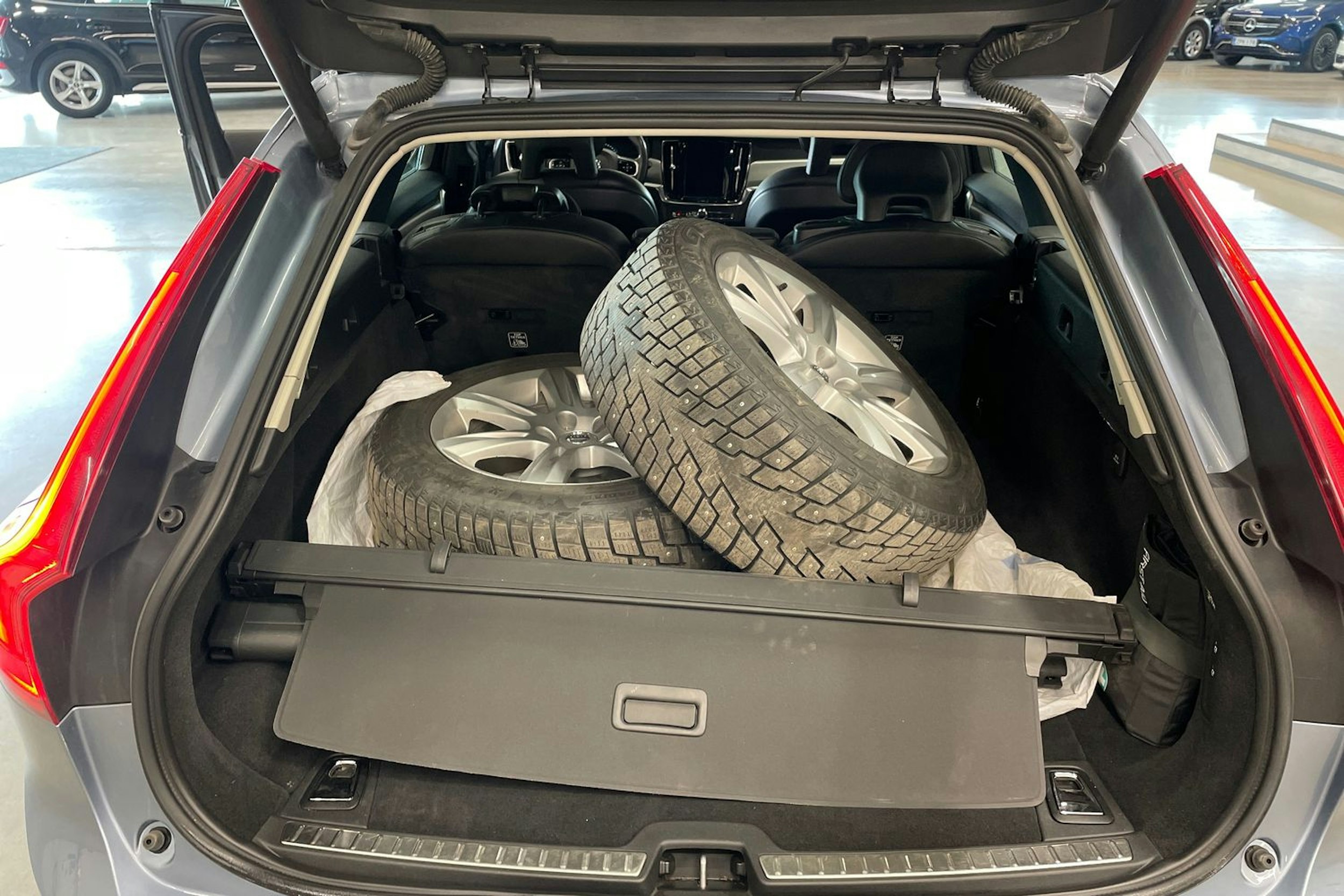 sininen Volvo V90 2017 kuva 30.