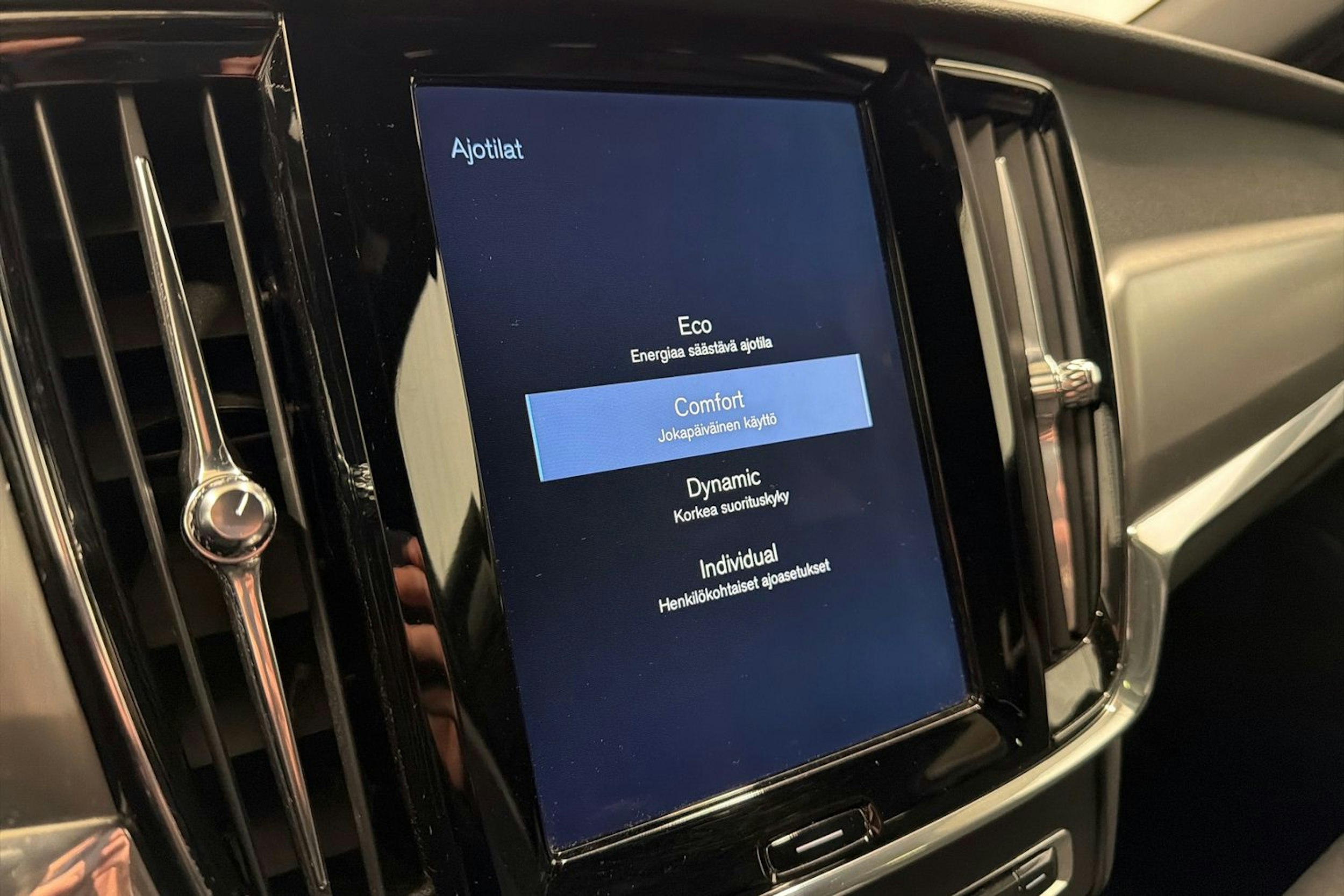 musta Volvo V90 2017 kuva 19.