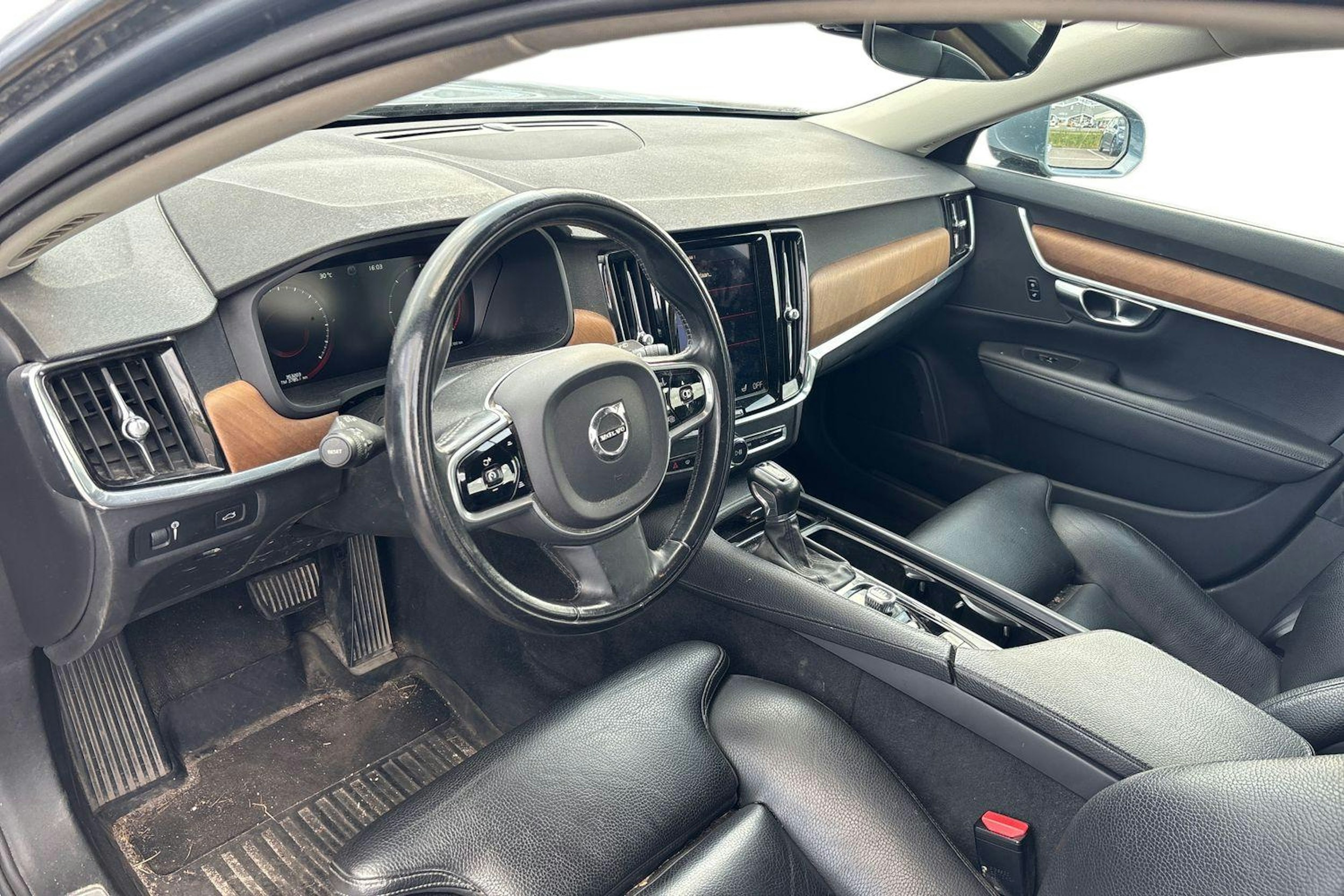 sininen Volvo V90 2017 kuva 3.