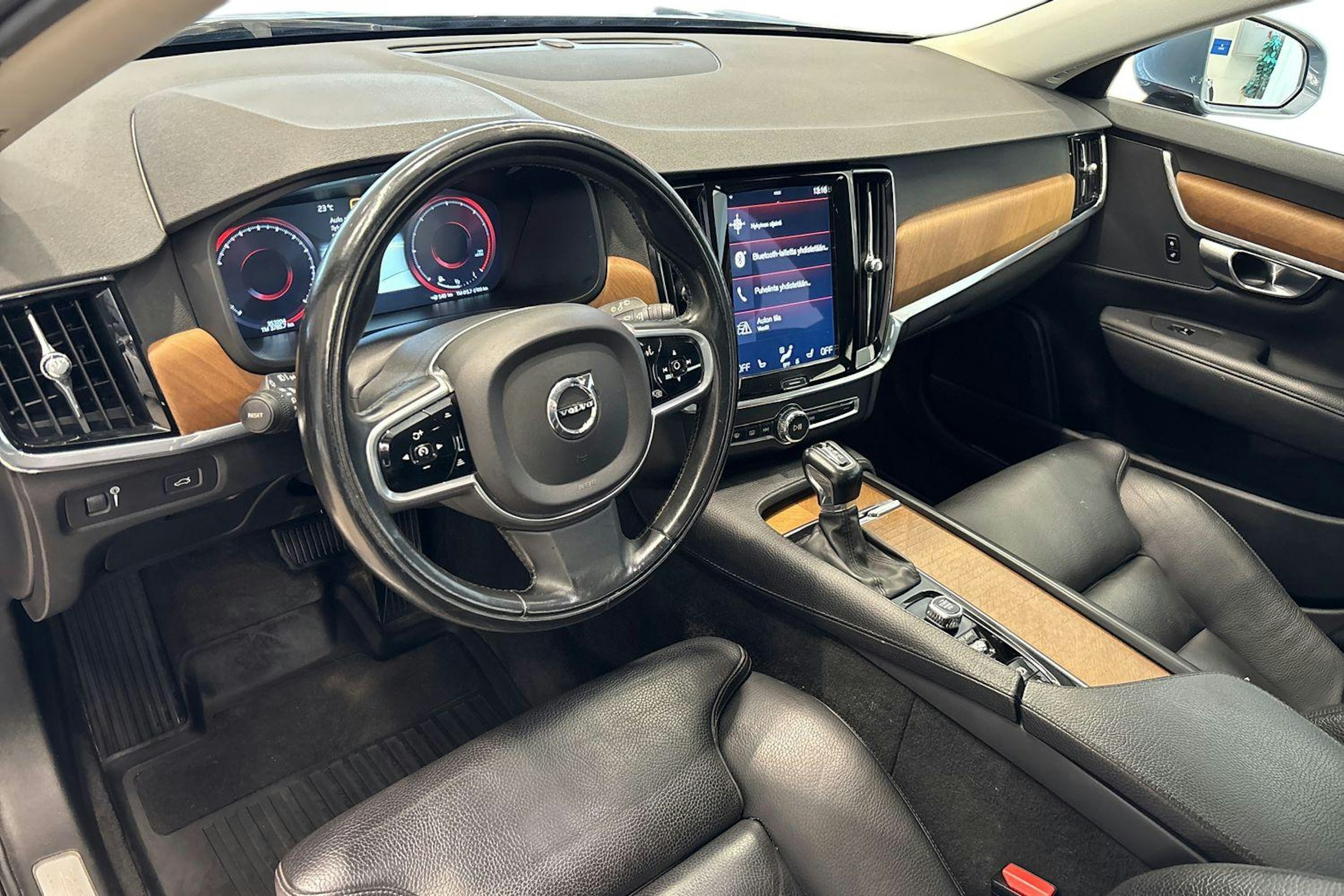 sininen Volvo V90 2017 kuva 6.