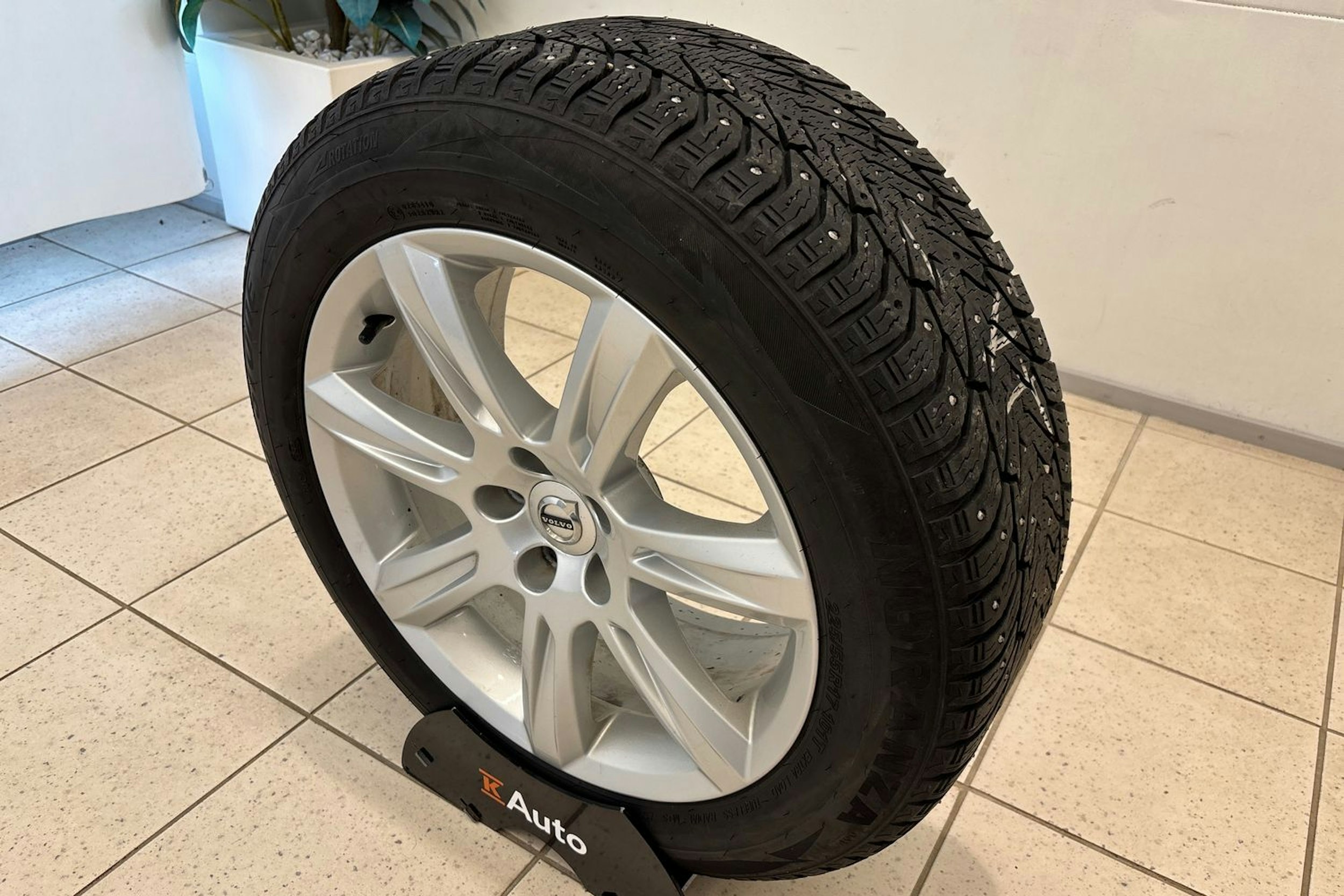sininen Volvo V90 2017 kuva 10.