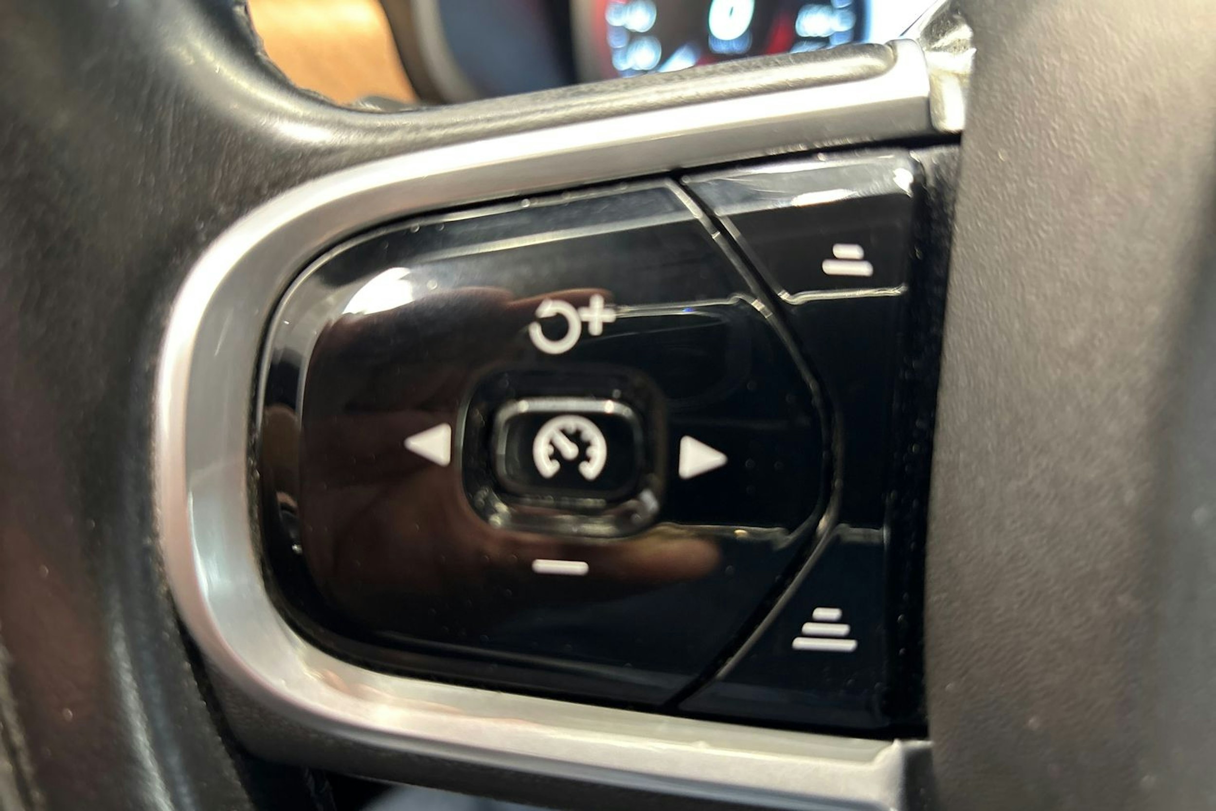 sininen Volvo V90 2017 kuva 13.