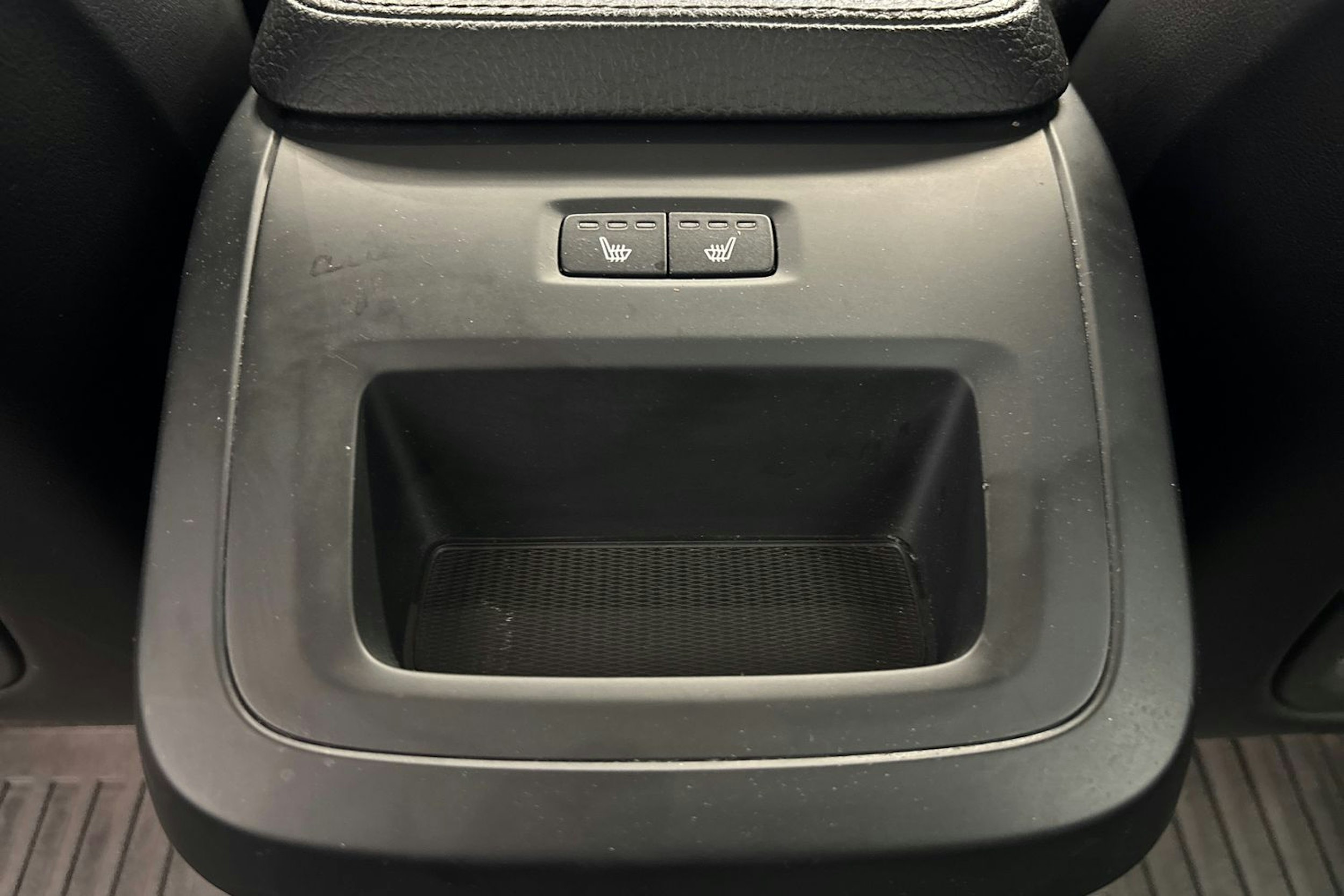 sininen Volvo V90 2017 kuva 16.