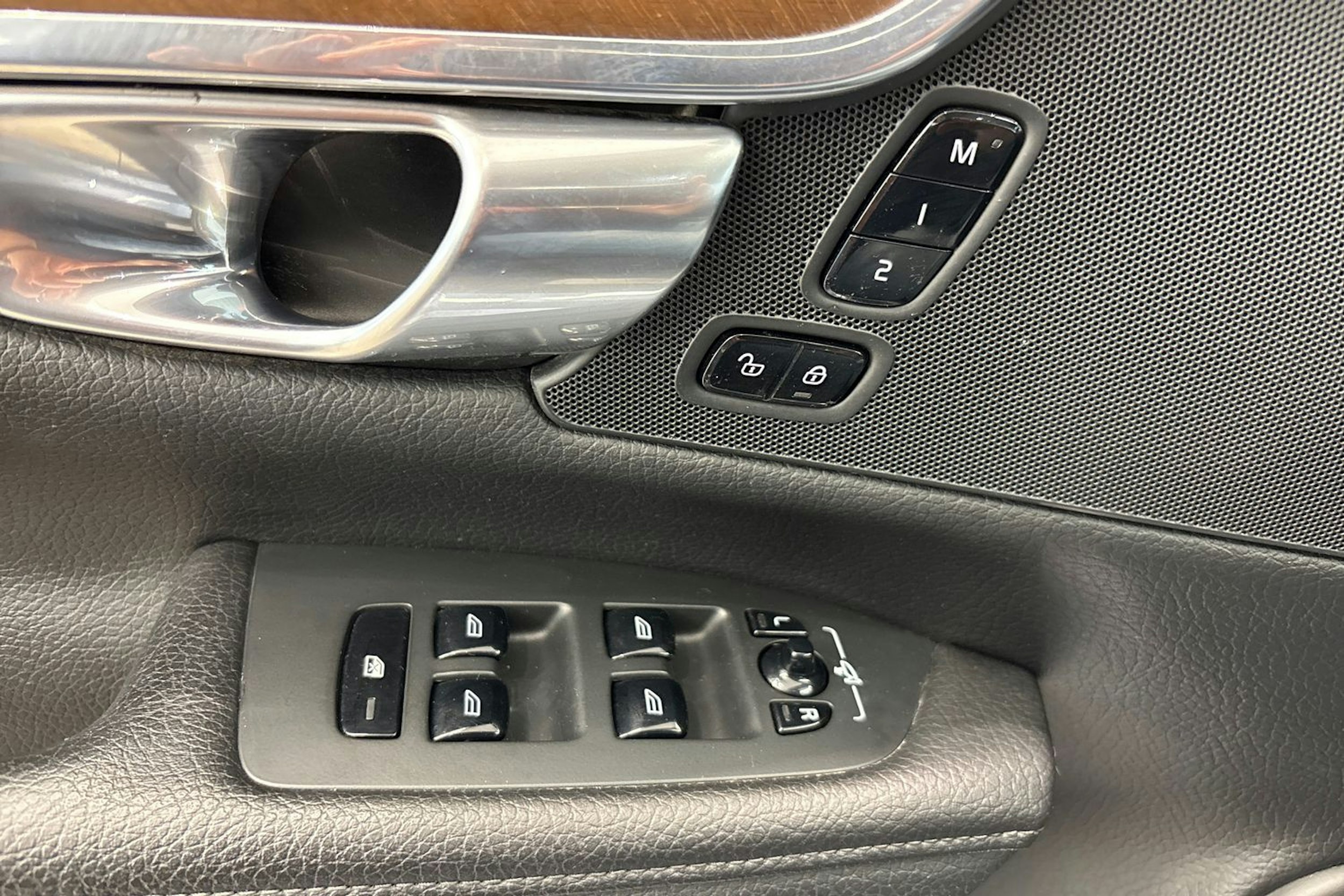 sininen Volvo V90 2017 kuva 18.