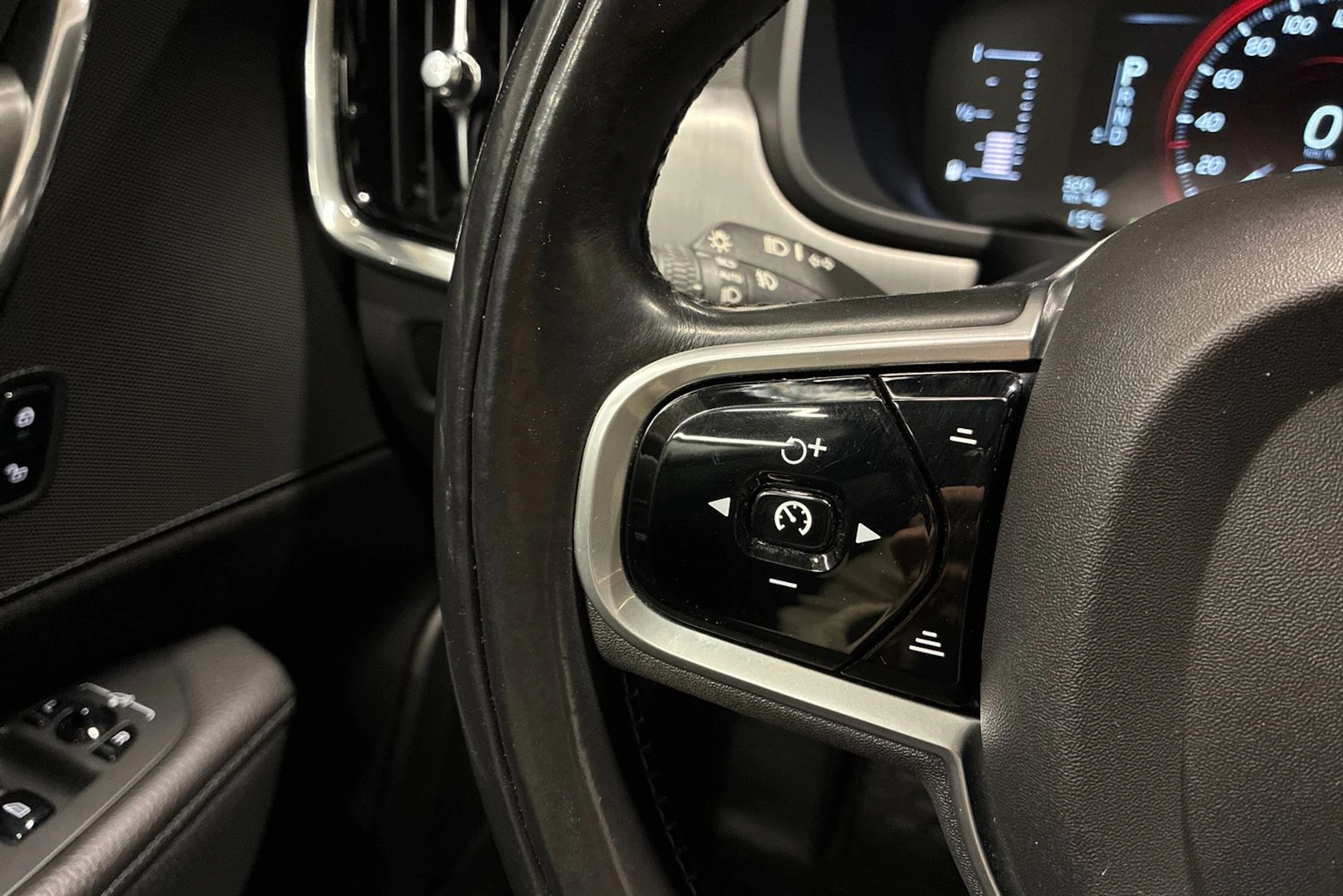 musta Volvo V90 2018 kuva 13.