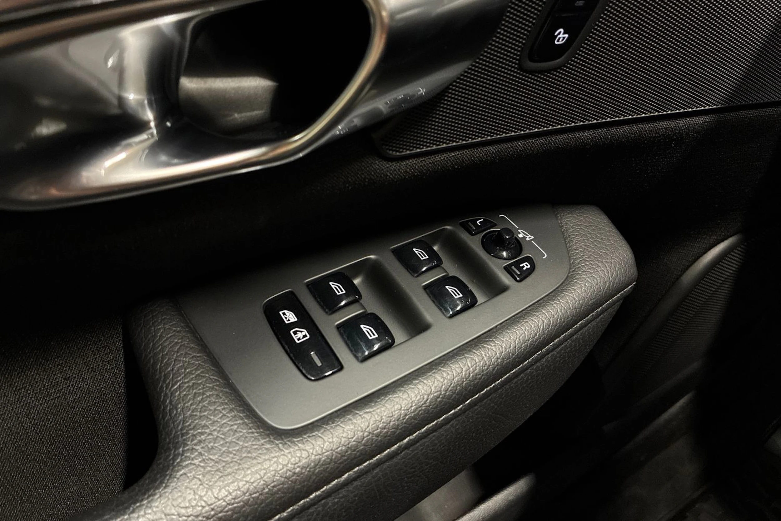 musta Volvo V90 2018 kuva 17.