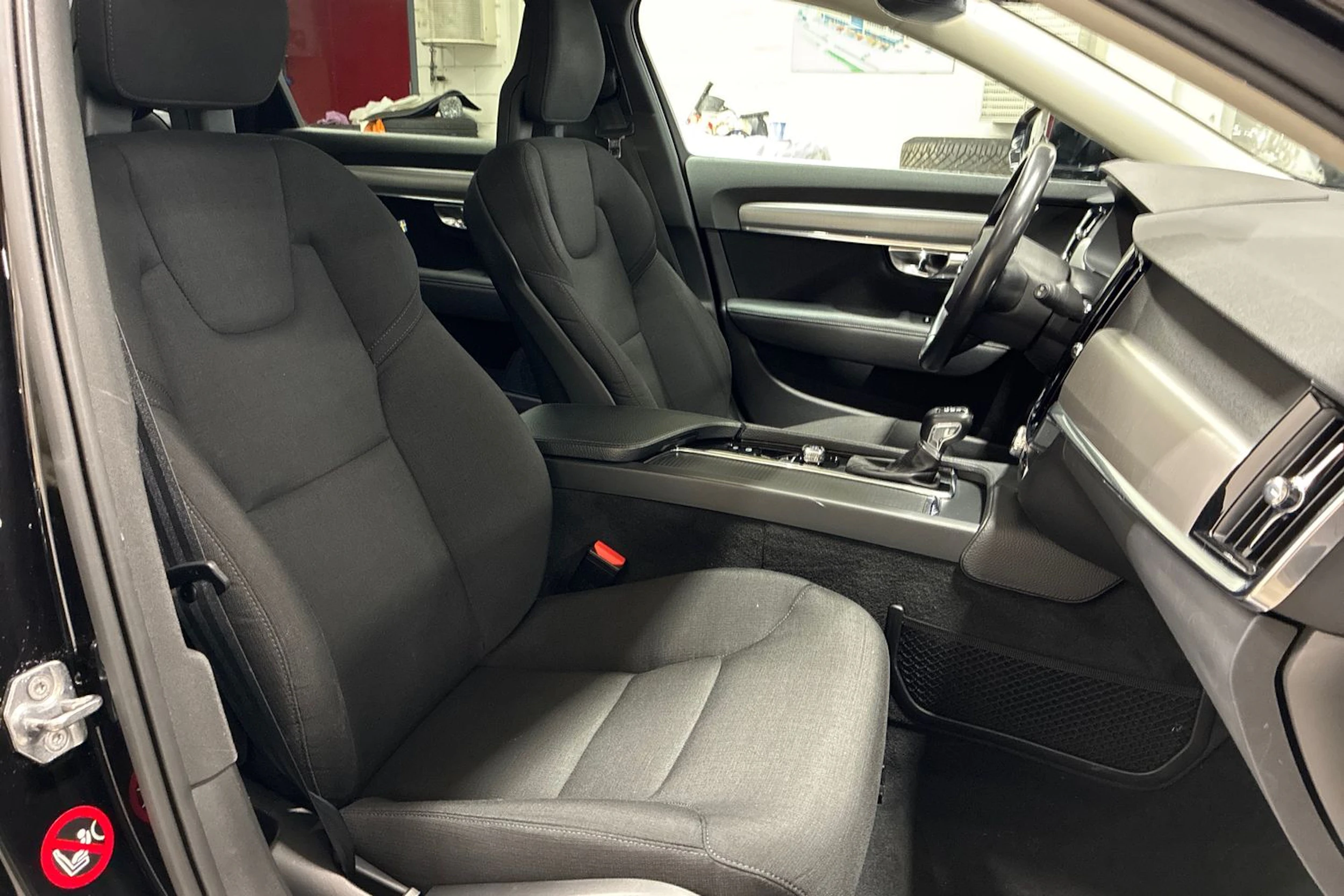 musta Volvo V90 2018 kuva 30.