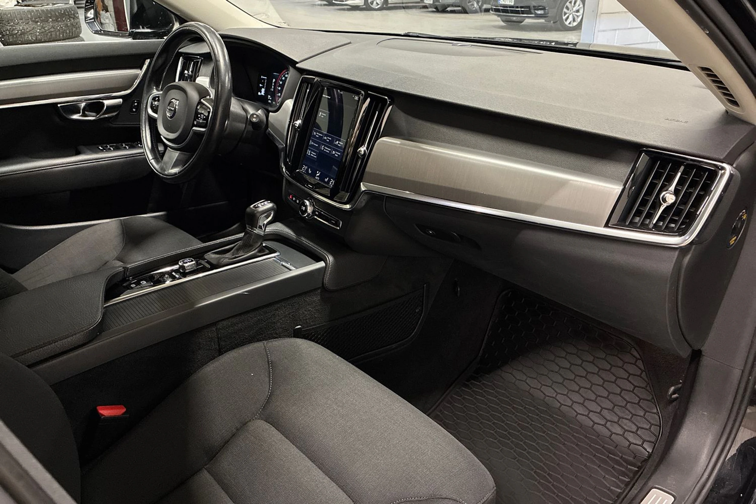 musta Volvo V90 2018 kuva 31.