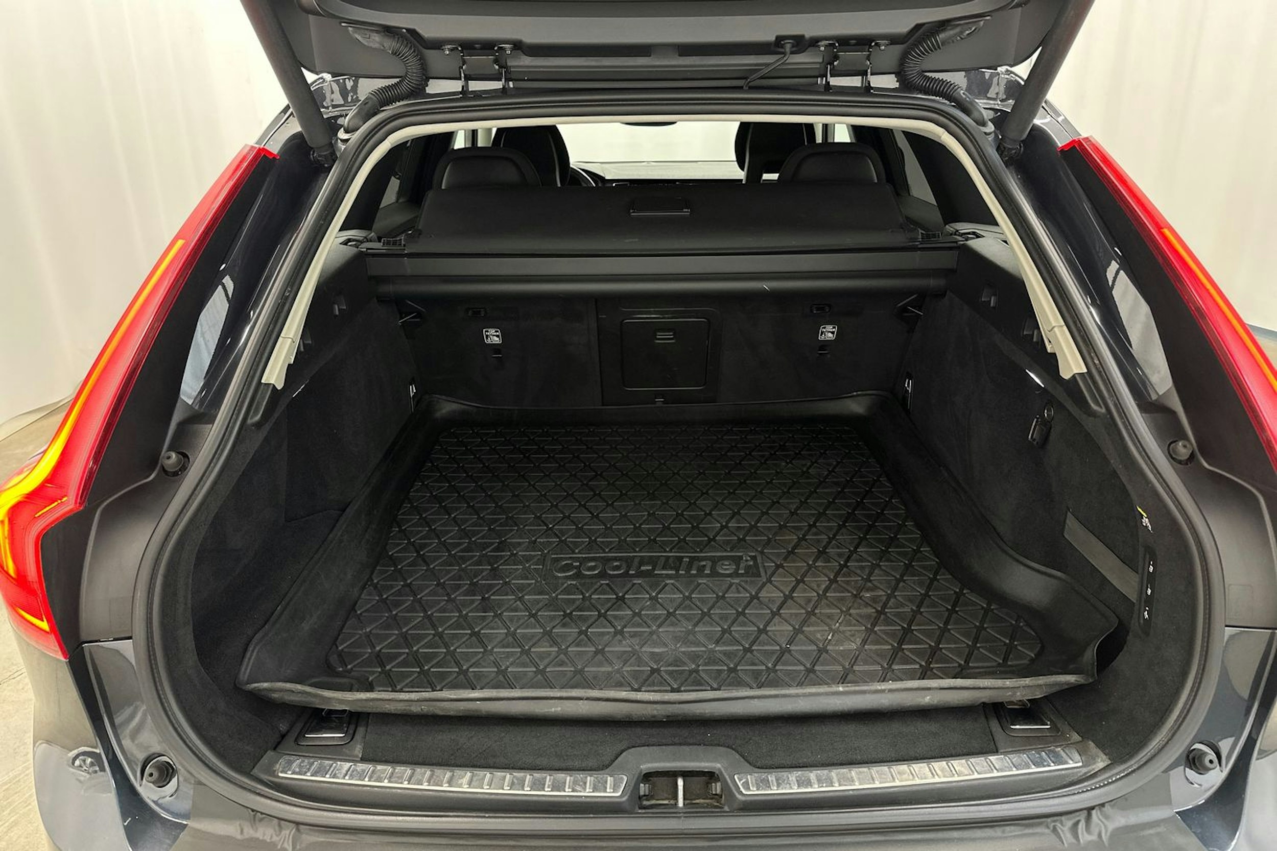 harmaa Volvo V90 2017 kuva 22.