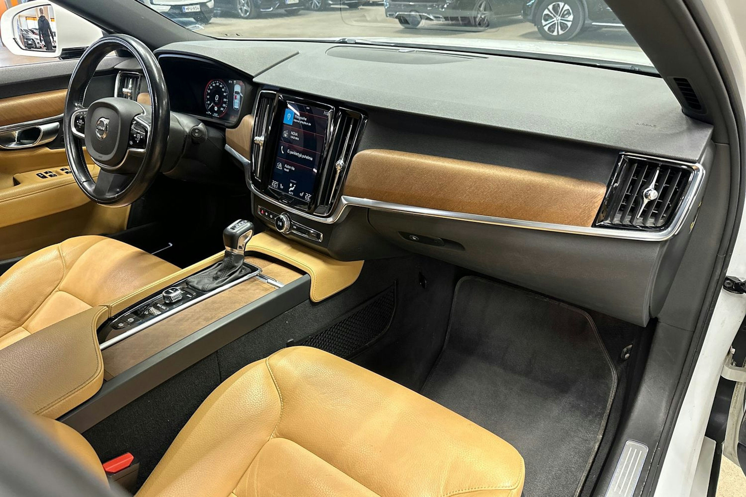 valkoinen Volvo V90 2017 kuva 12.