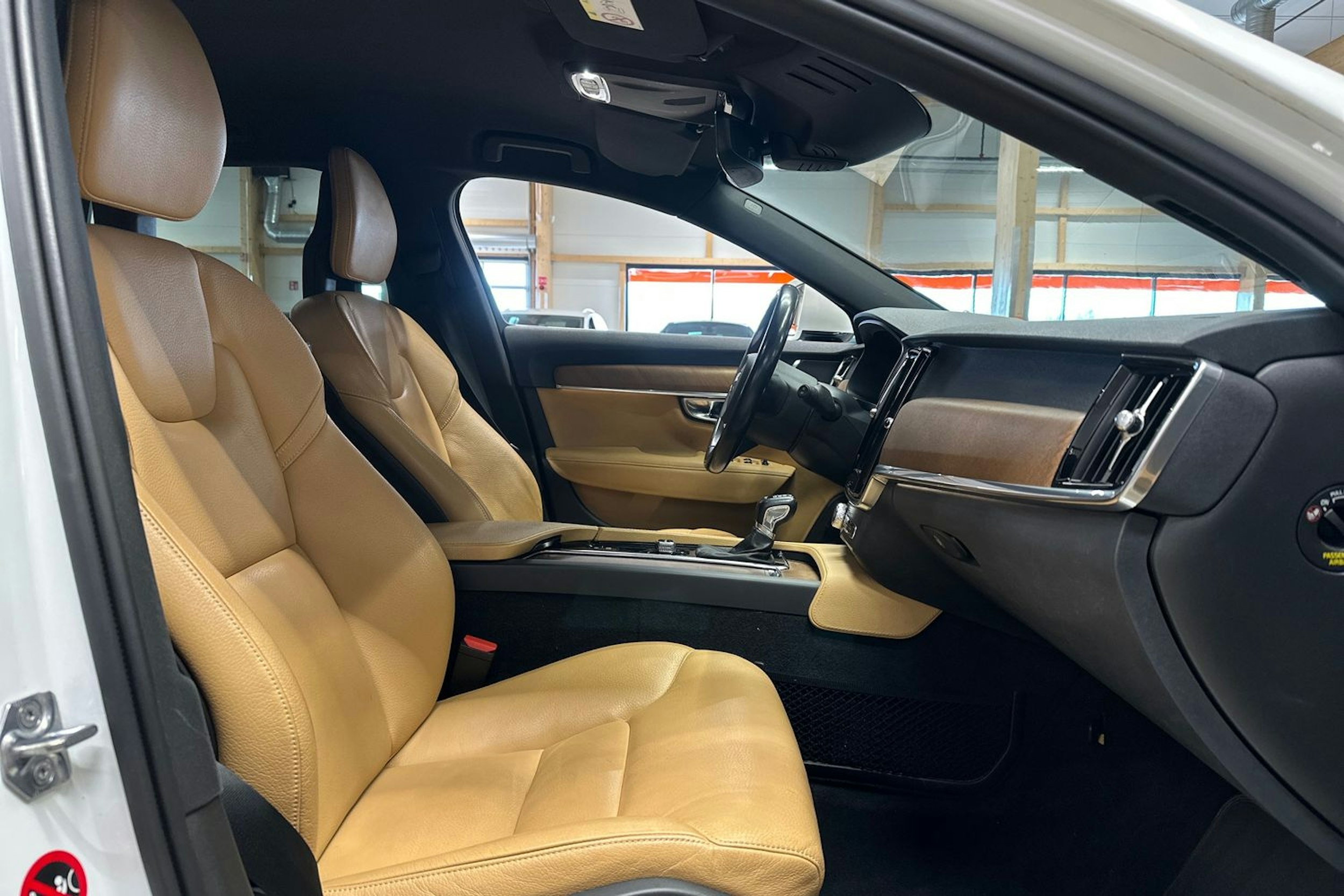 valkoinen Volvo V90 2017 kuva 13.